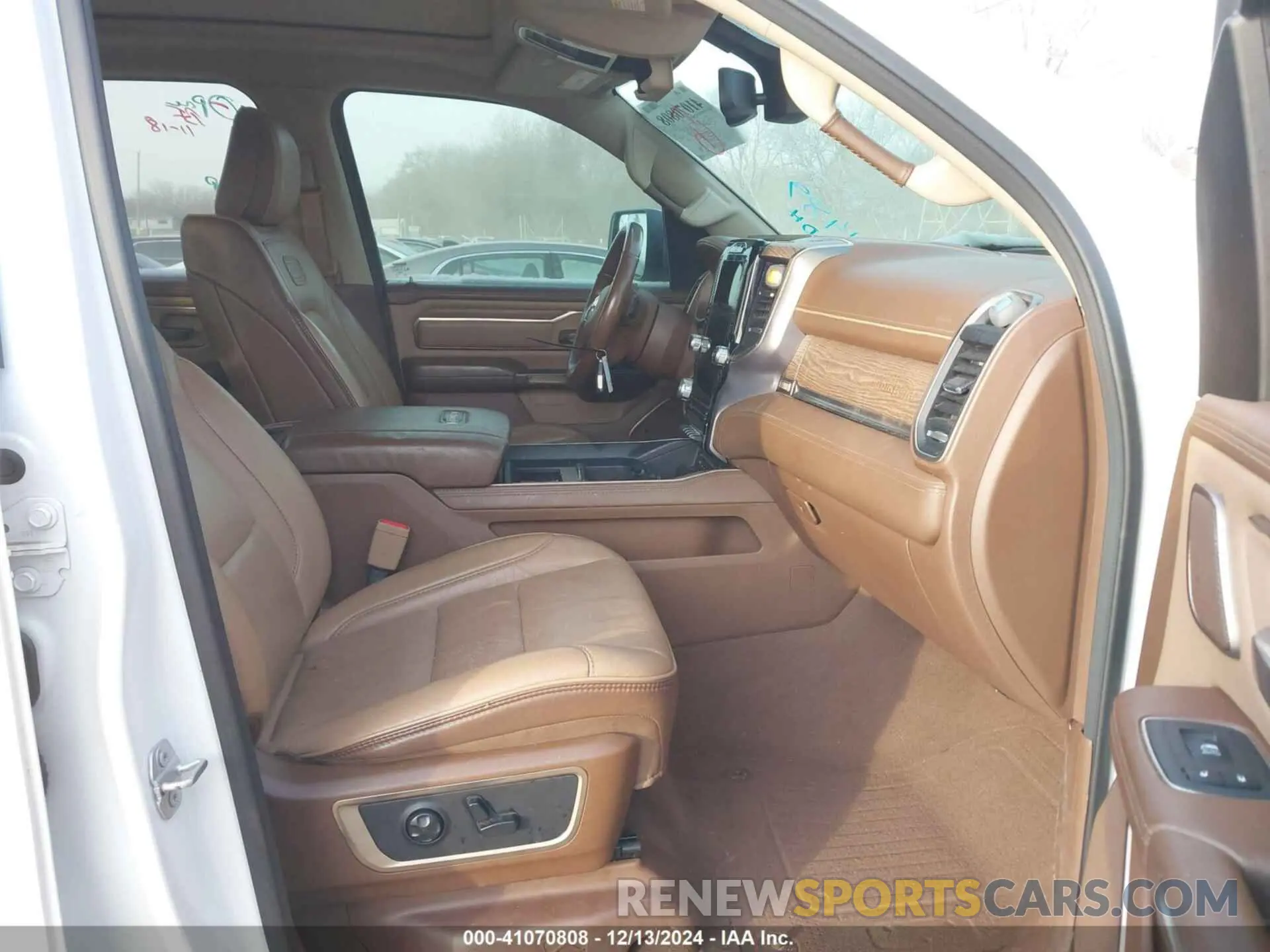 5 Photograph of a damaged car 1C6SRFST6KN886928 RAM 1500 2019