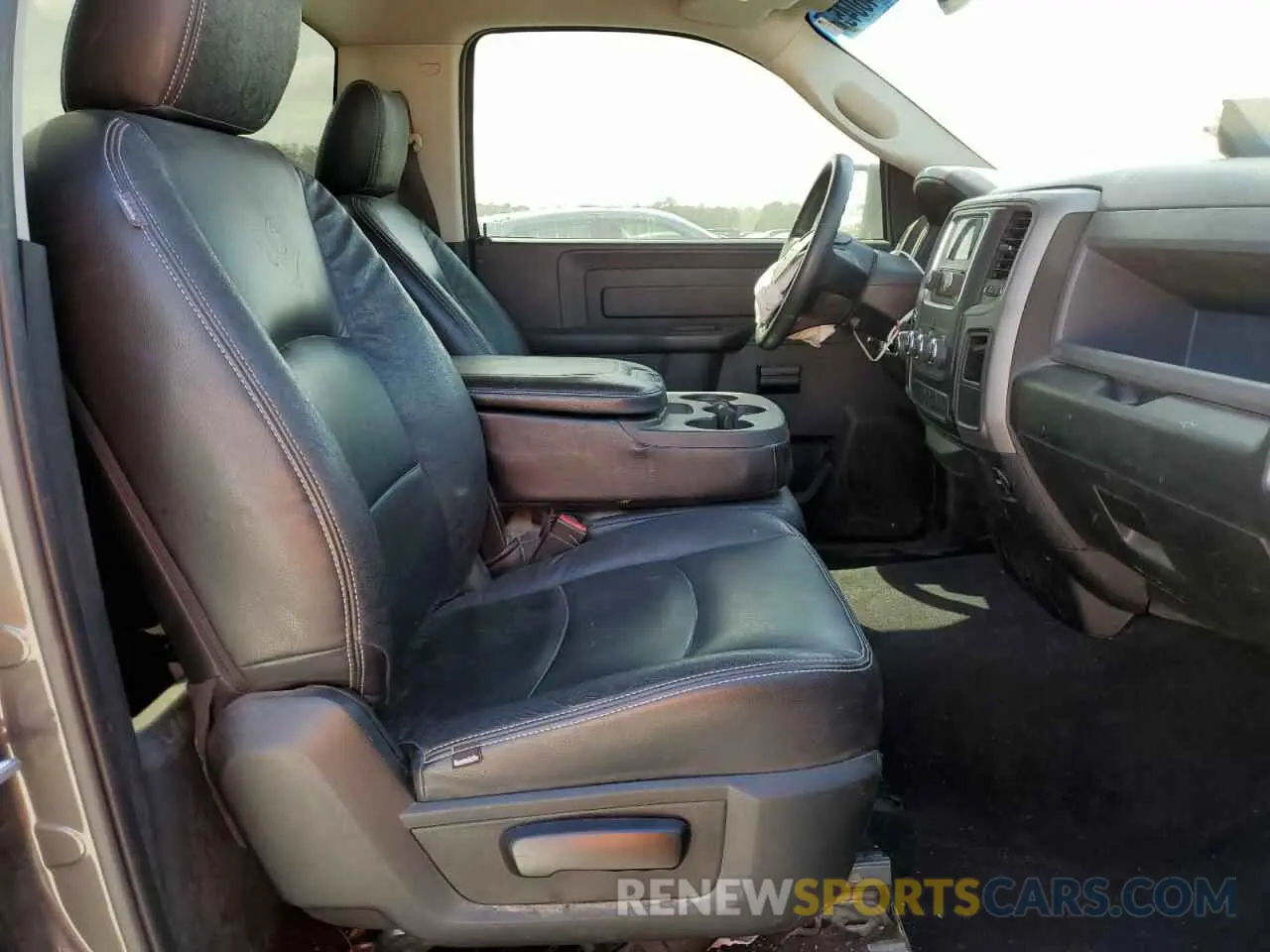 10 Photograph of a damaged car 3C6JR6AG8KG500941 RAM 1500 2019