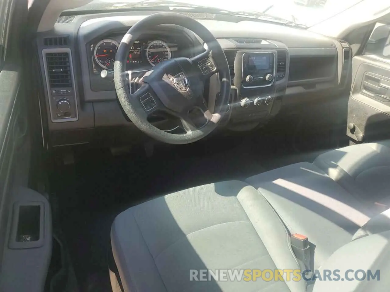 8 Photograph of a damaged car 3C6JR6AG8KG669910 RAM 1500 2019