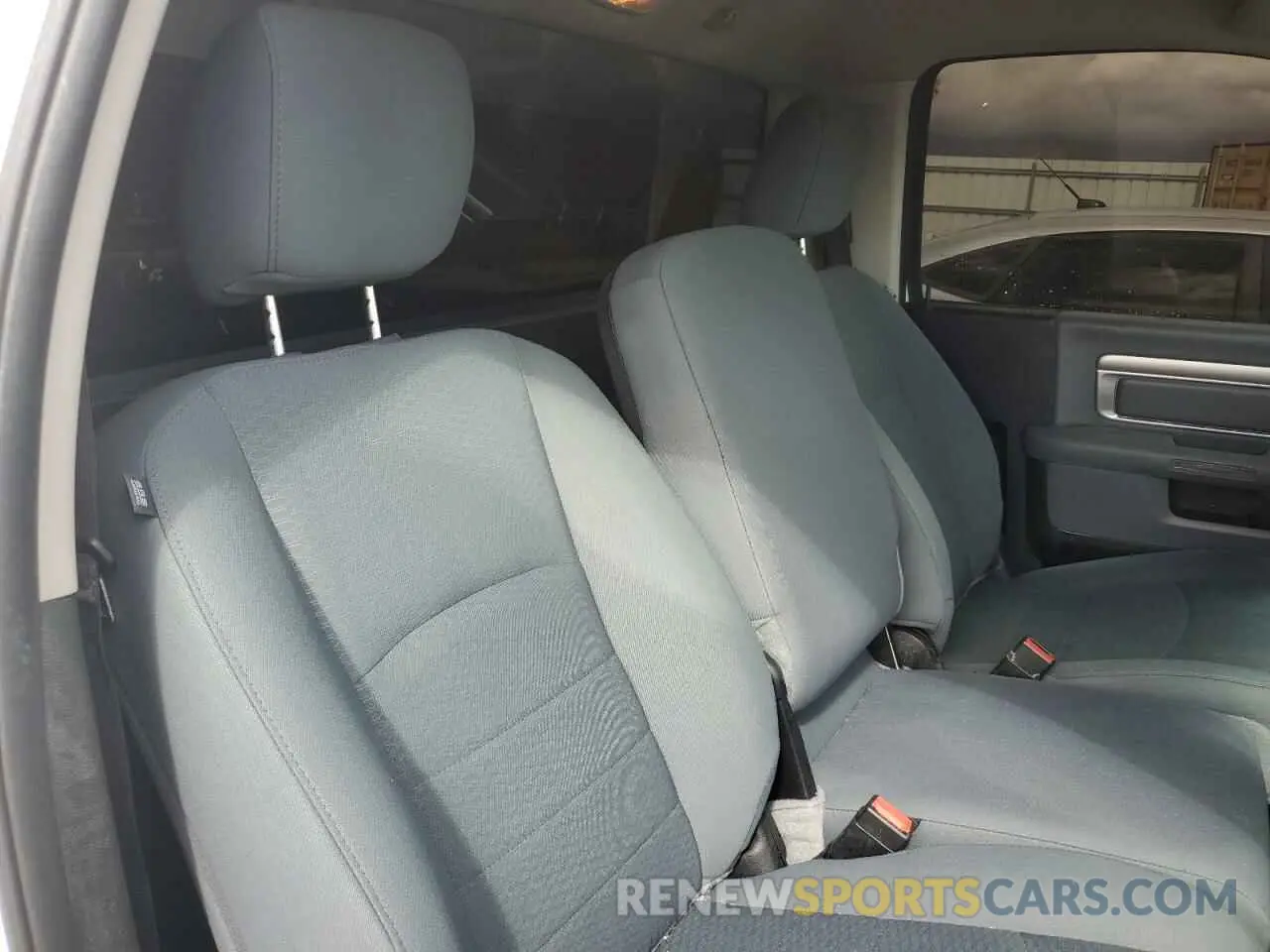 10 Photograph of a damaged car 3C6JR6ATXKG510691 RAM 1500 2019