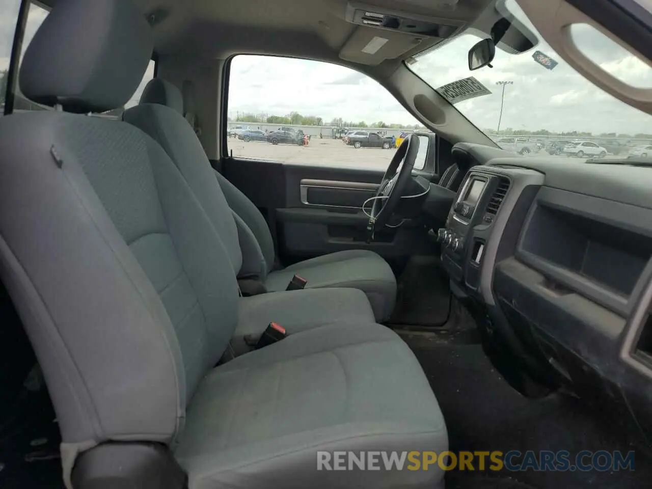 10 Photograph of a damaged car 3C6JR6DTXKG537952 RAM 1500 2019