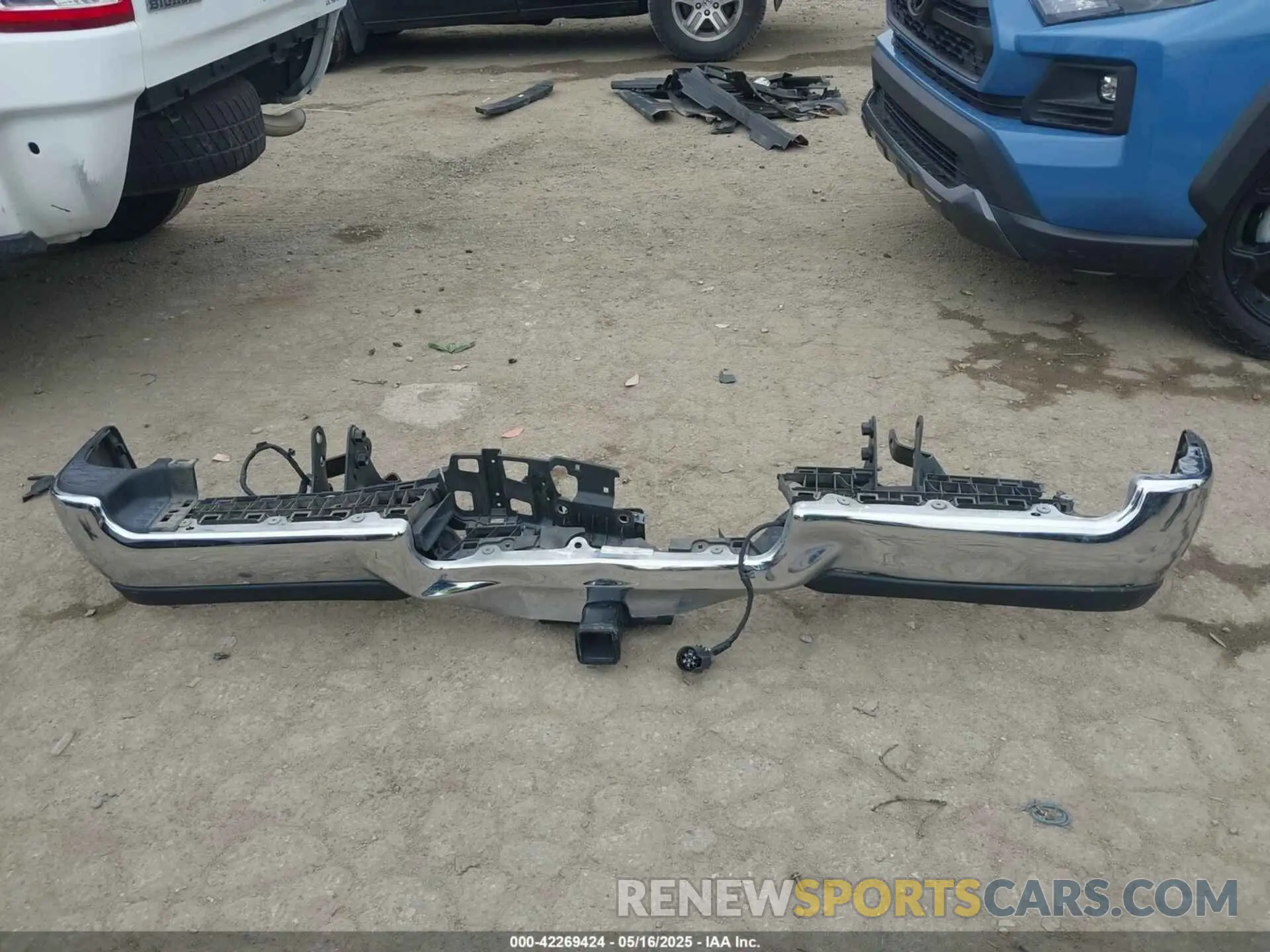 12 Photograph of a damaged car 1C6RREFG3LN129718 RAM 1500 2020