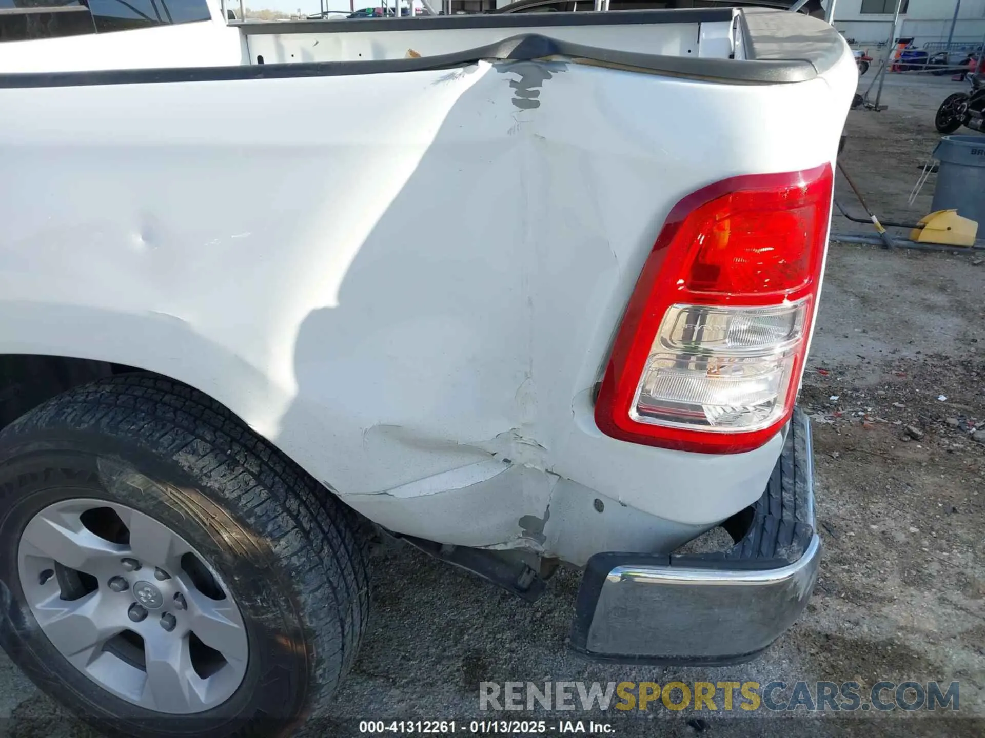 6 Photograph of a damaged car 1C6RREFT4LN333926 RAM 1500 2020