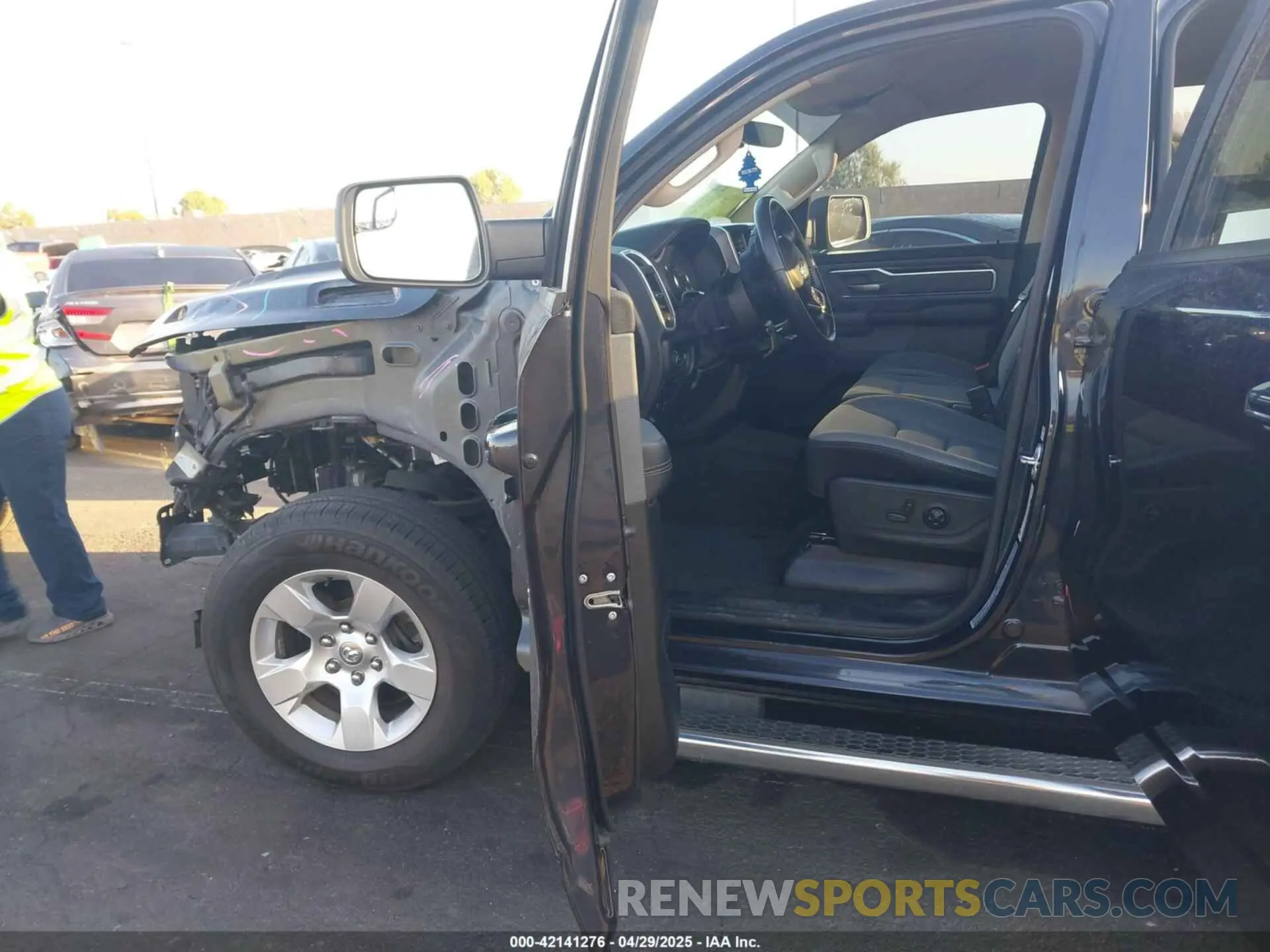 5 Photograph of a damaged car 1C6RREFT7LN401927 RAM 1500 2020