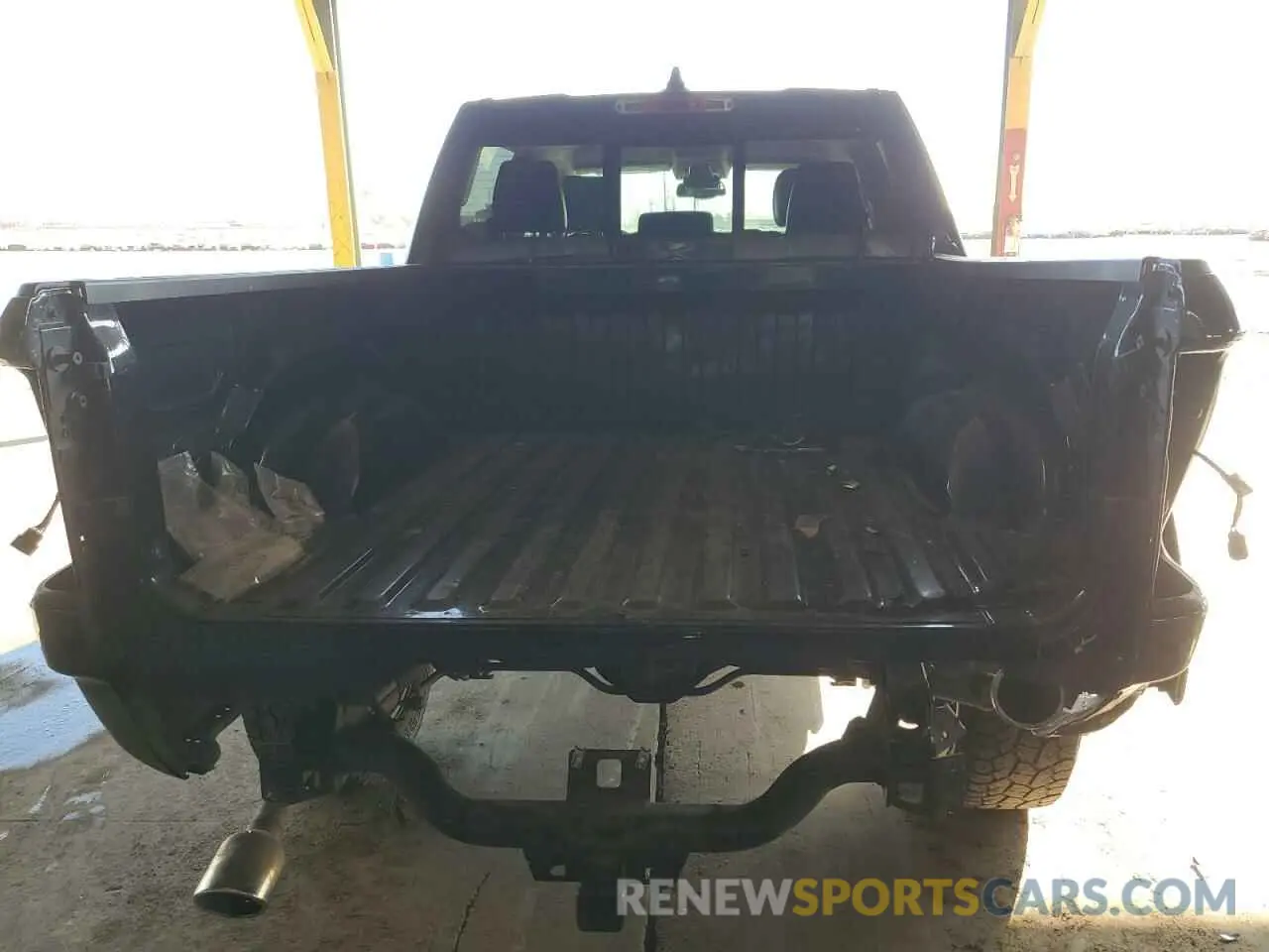 6 Photograph of a damaged car 1C6RREJTXLN372611 RAM 1500 2020