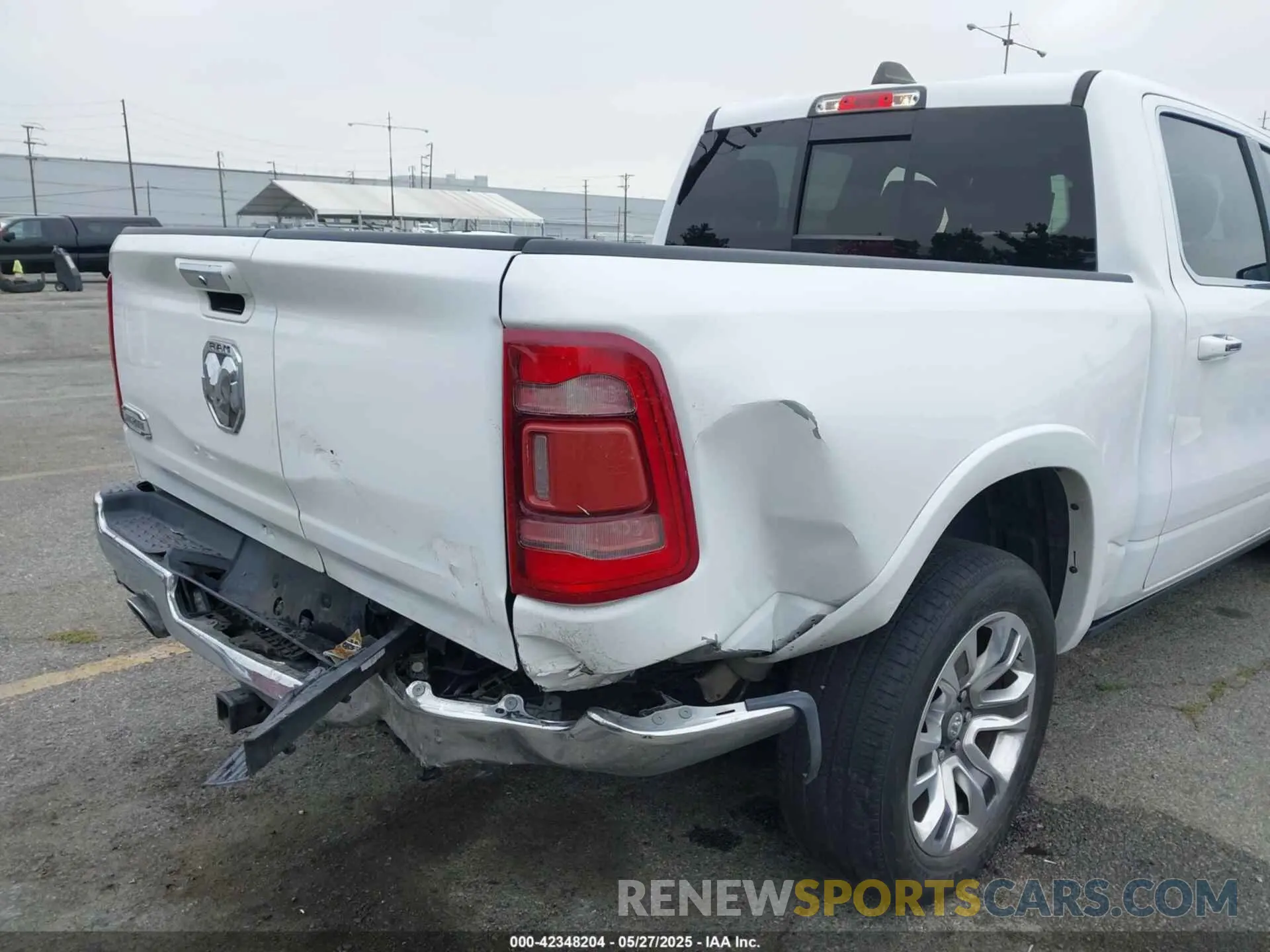18 Photograph of a damaged car 1C6RREKT5LN191639 RAM 1500 2020