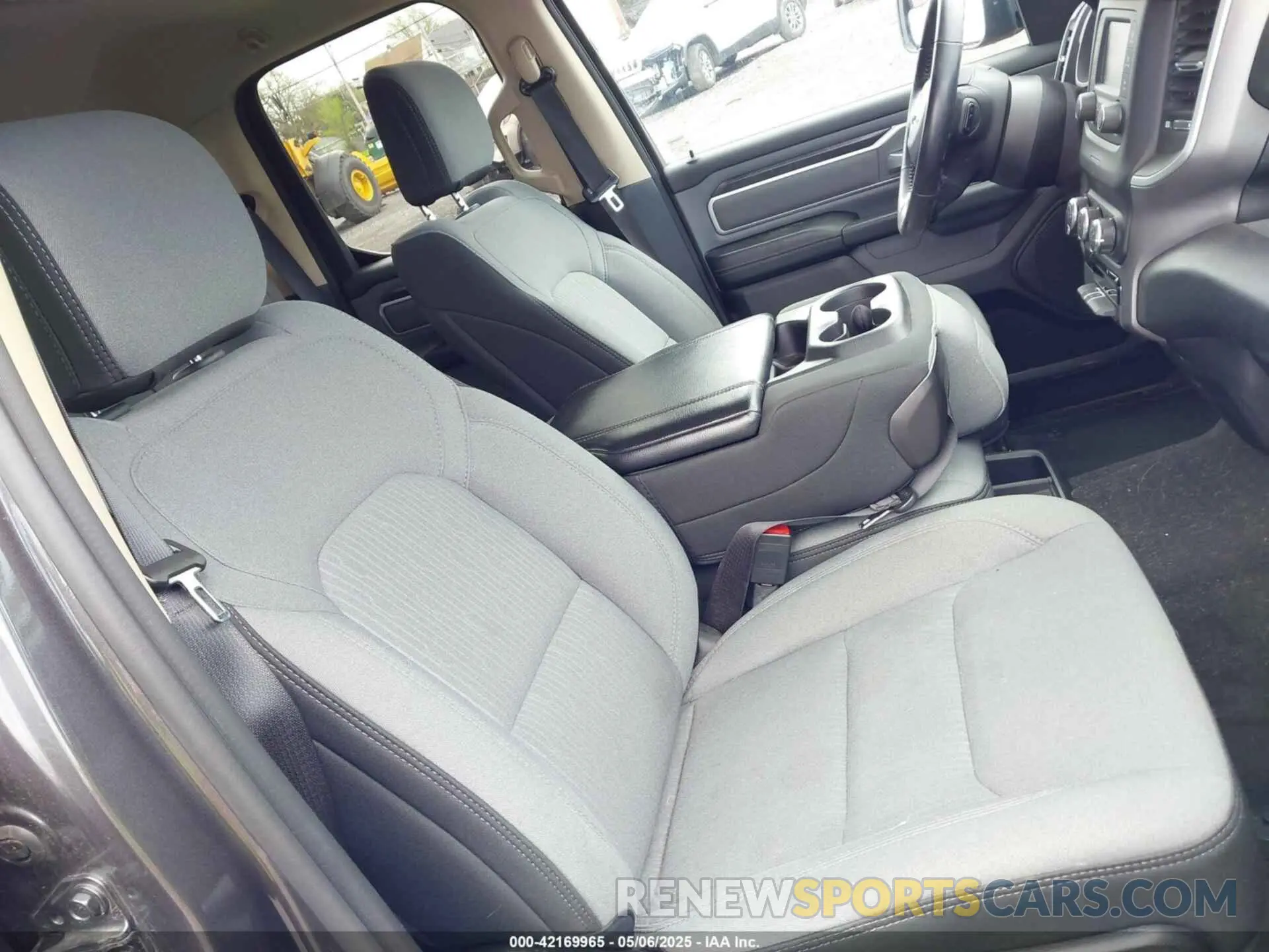 5 Photograph of a damaged car 1C6RRFBG2LN385201 RAM 1500 2020
