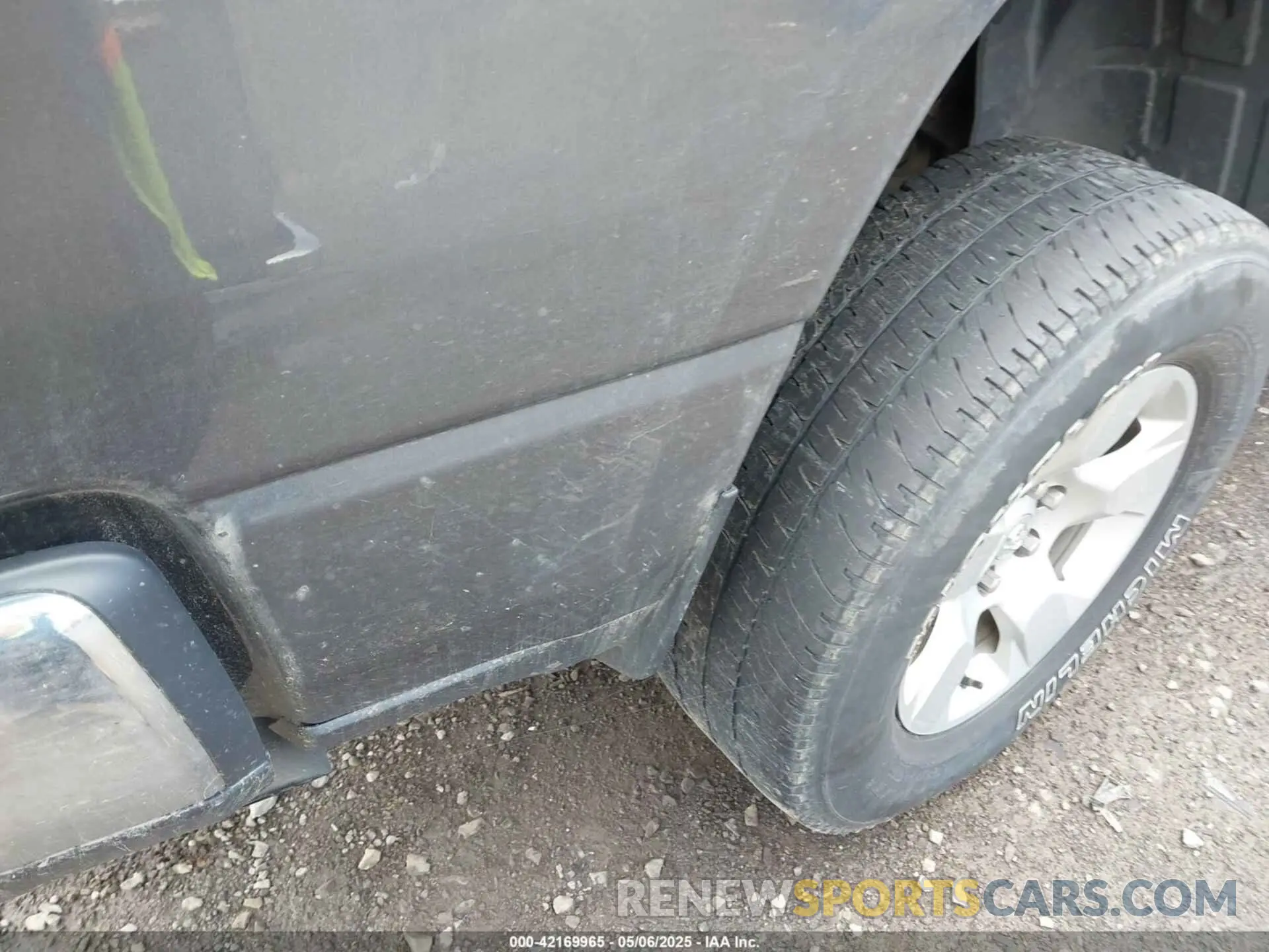 6 Photograph of a damaged car 1C6RRFBG2LN385201 RAM 1500 2020