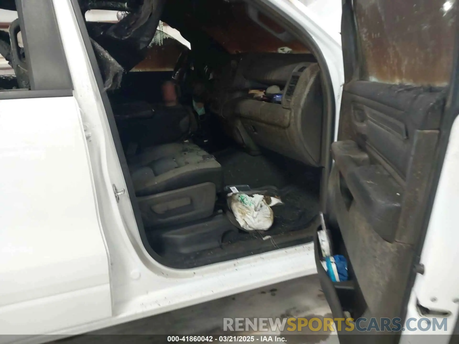 5 Photograph of a damaged car 1C6RRFFG2LN286467 RAM 1500 2020