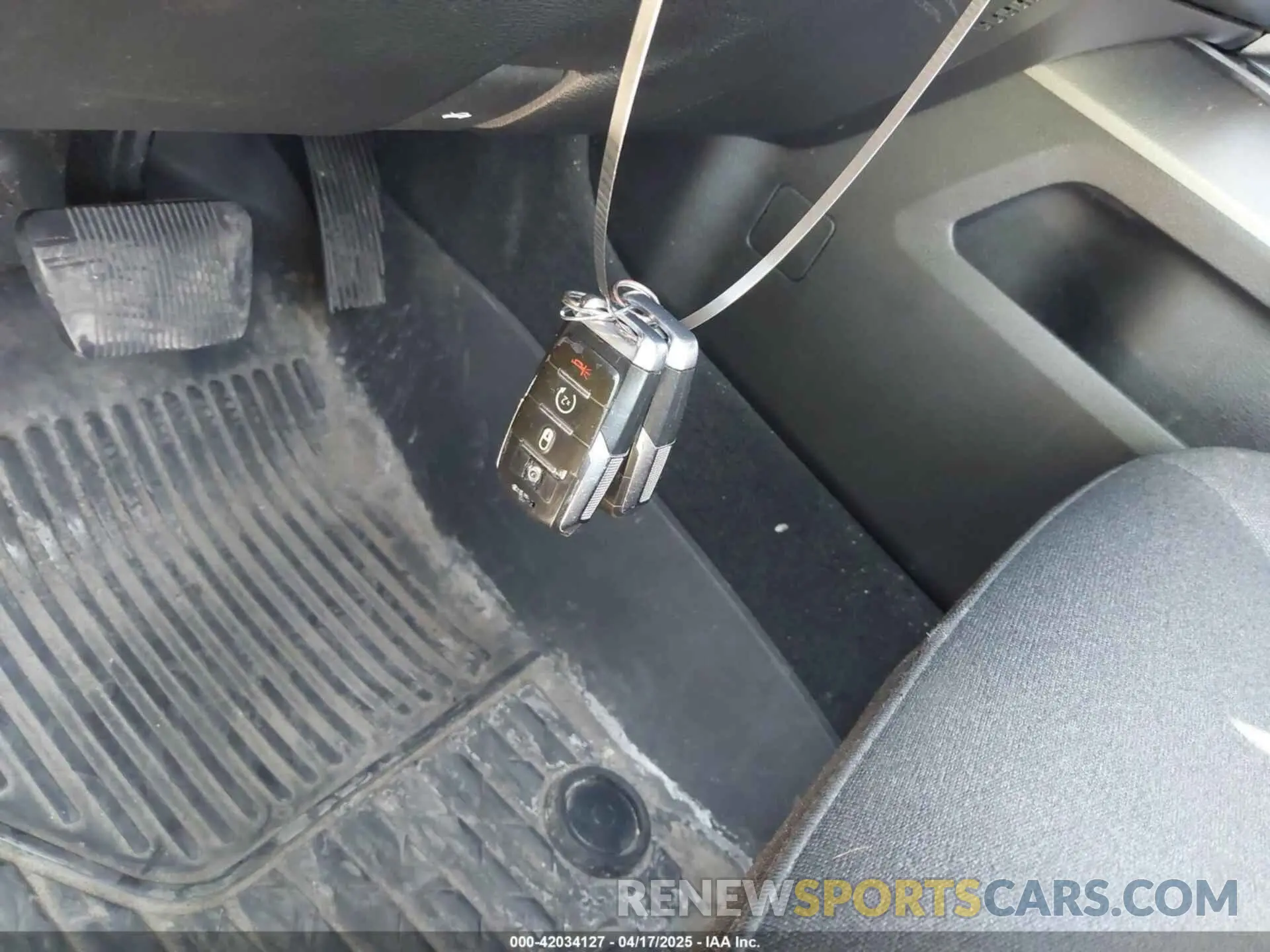 11 Photograph of a damaged car 1C6RRFFG5LN102946 RAM 1500 2020