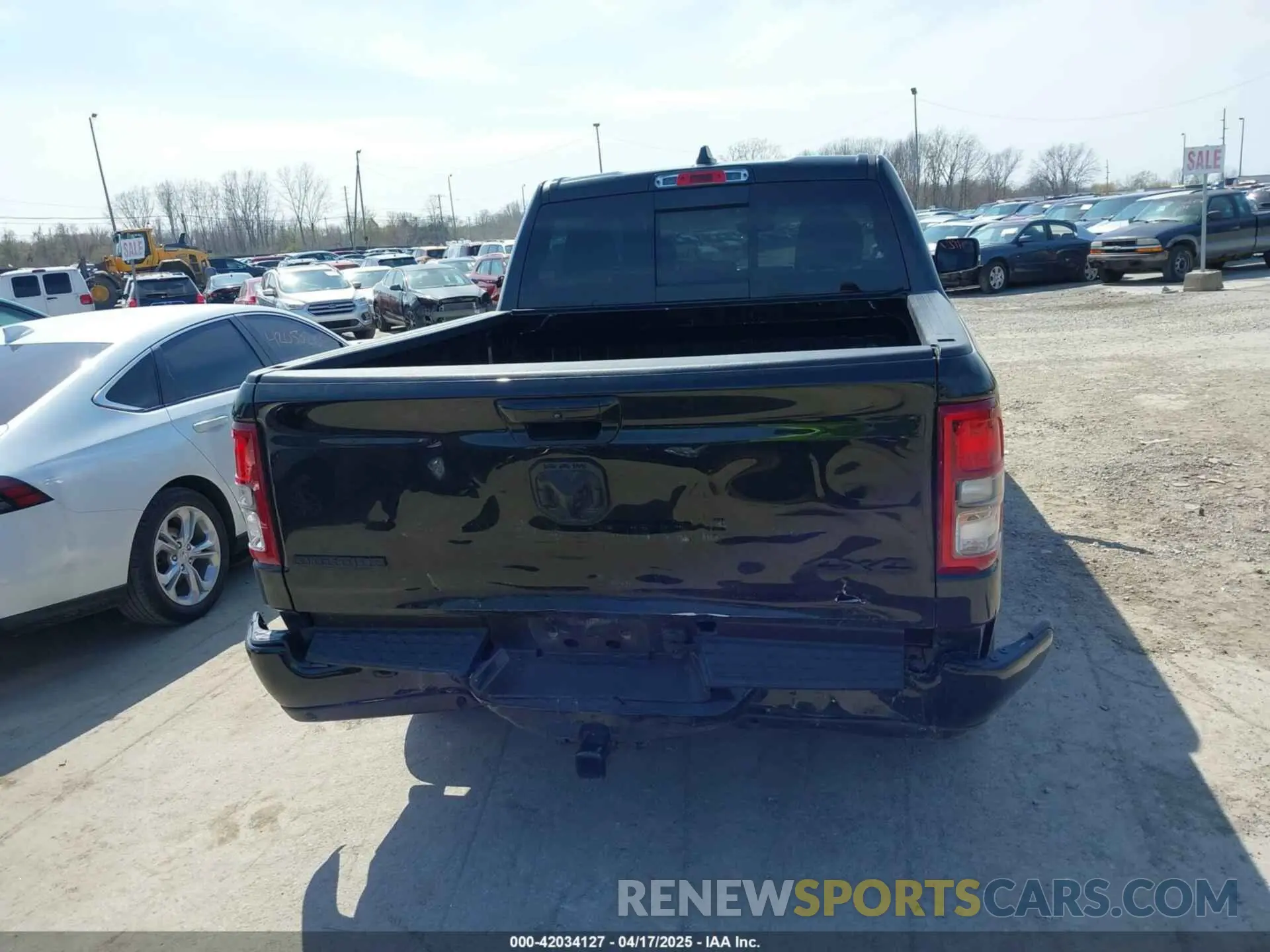 16 Photograph of a damaged car 1C6RRFFG5LN102946 RAM 1500 2020