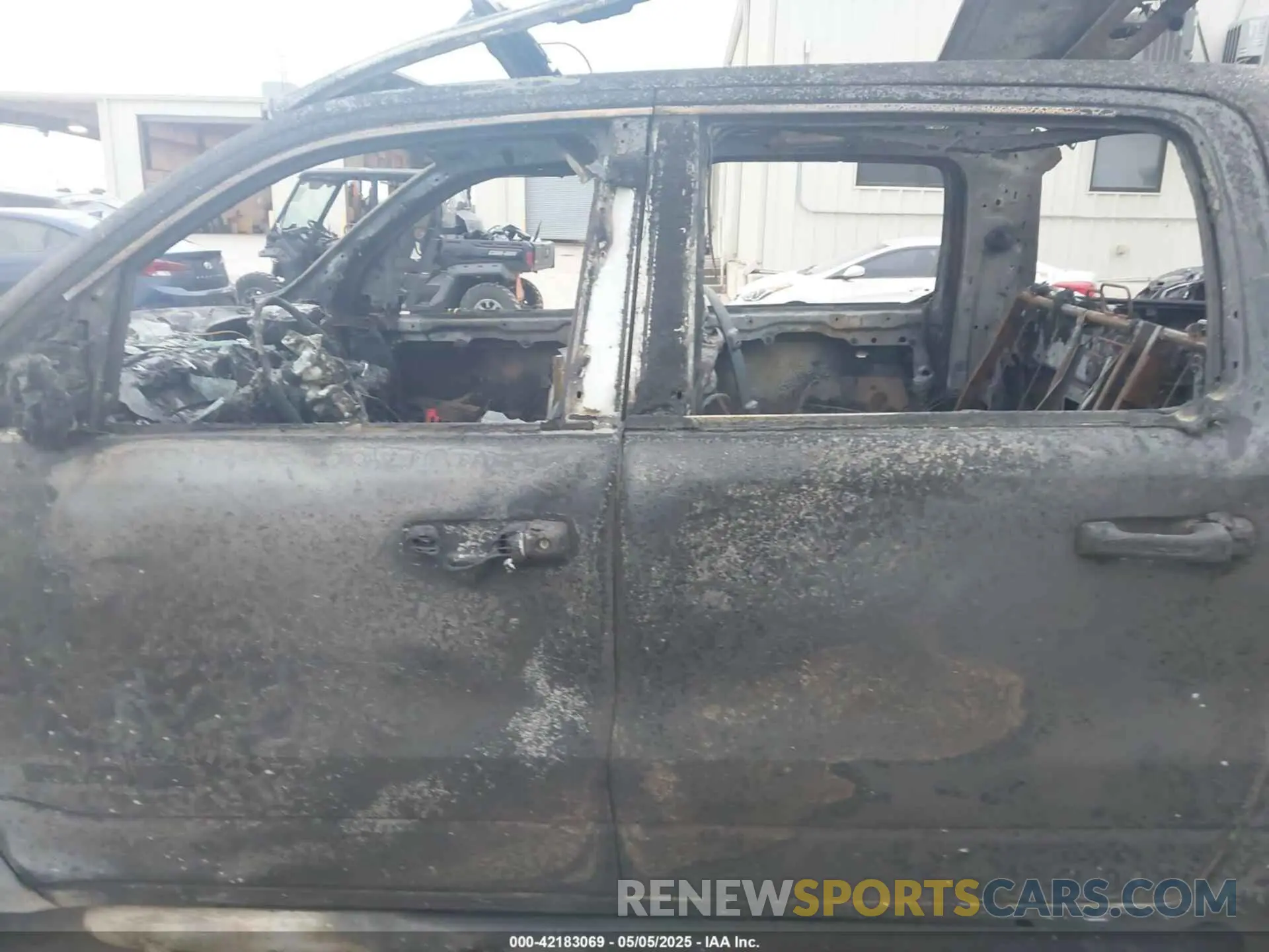 13 Photograph of a damaged car 1C6RRFFGXLN341957 RAM 1500 2020