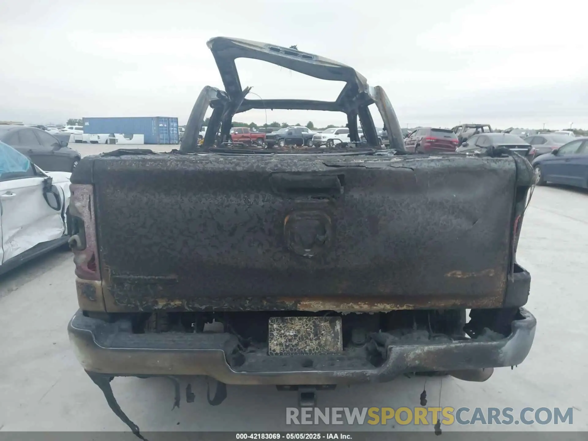 15 Photograph of a damaged car 1C6RRFFGXLN341957 RAM 1500 2020