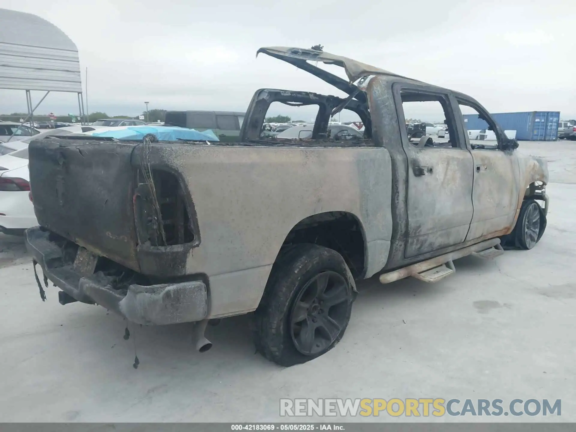 4 Photograph of a damaged car 1C6RRFFGXLN341957 RAM 1500 2020
