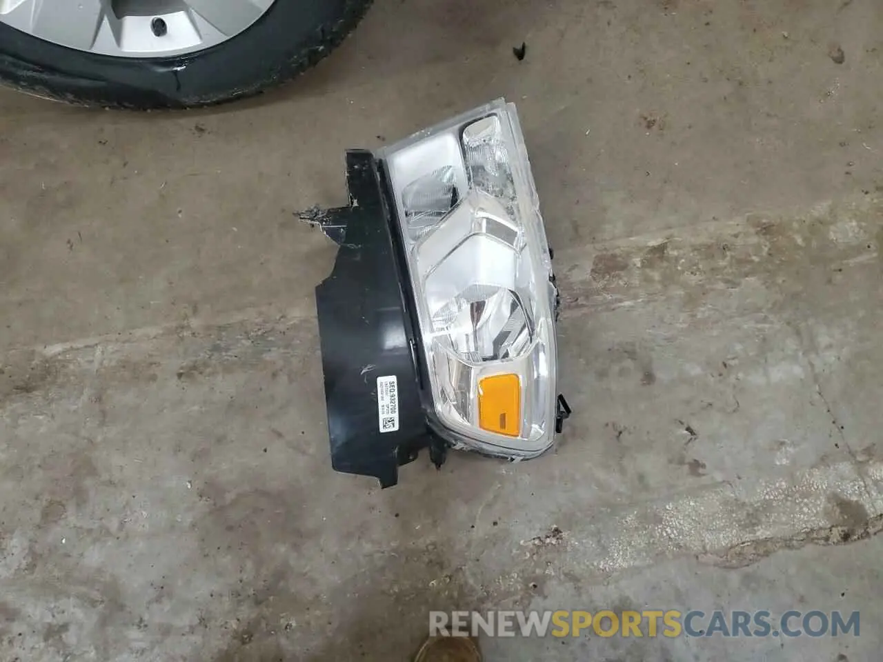 12 Photograph of a damaged car 1C6RRFGG0LN275241 RAM 1500 2020