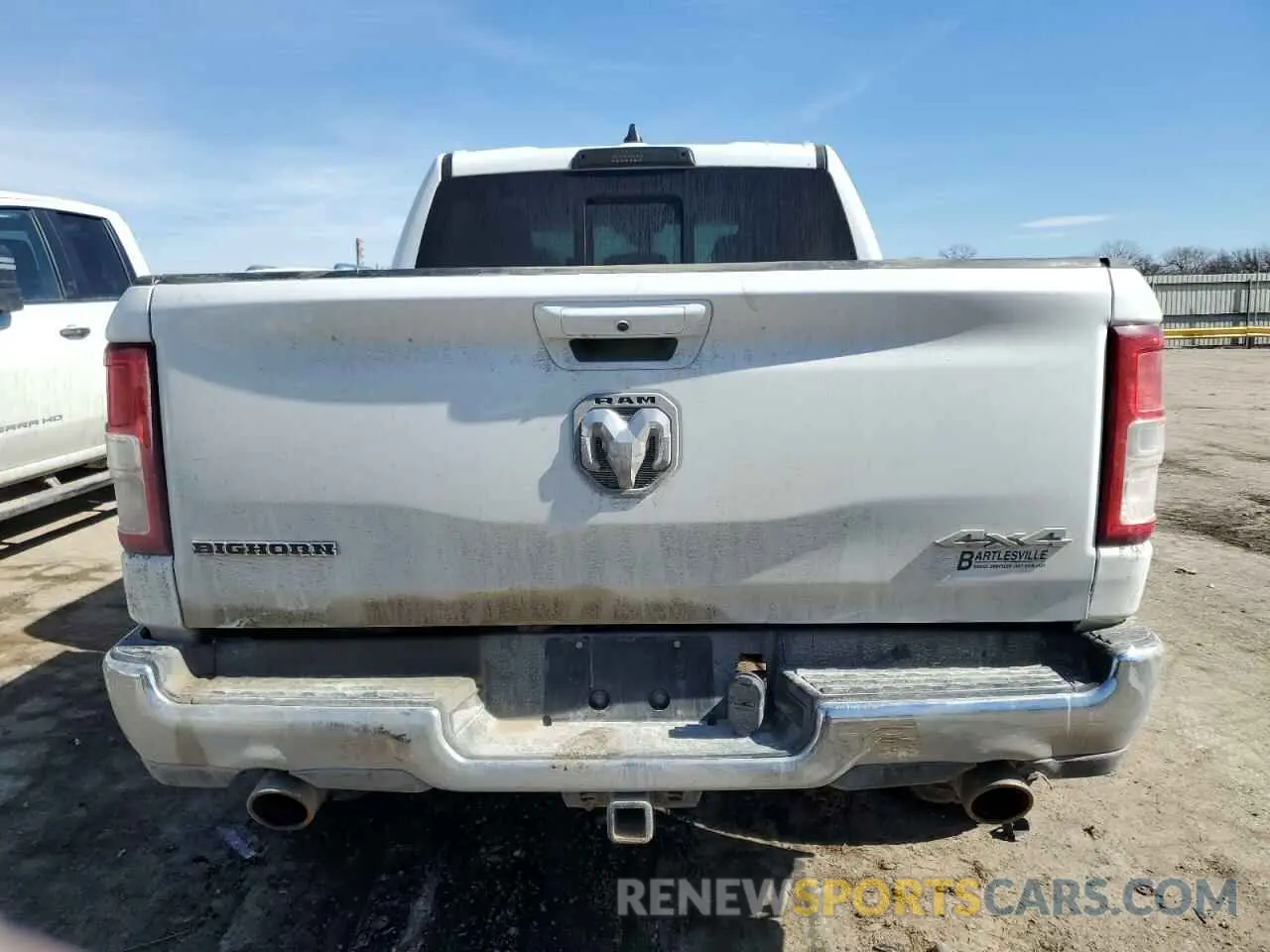 6 Photograph of a damaged car 1C6SRFFT1LN332286 RAM 1500 2020
