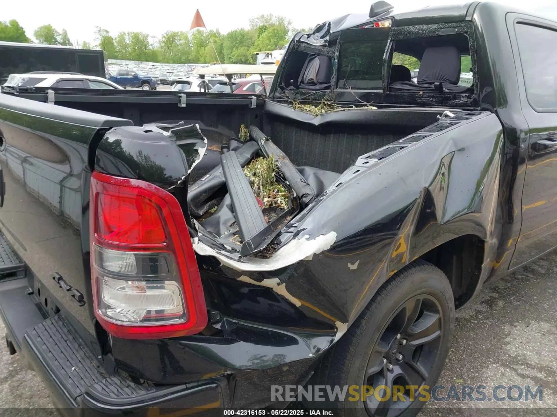 6 Photograph of a damaged car 1C6SRFFT1LN345619 RAM 1500 2020