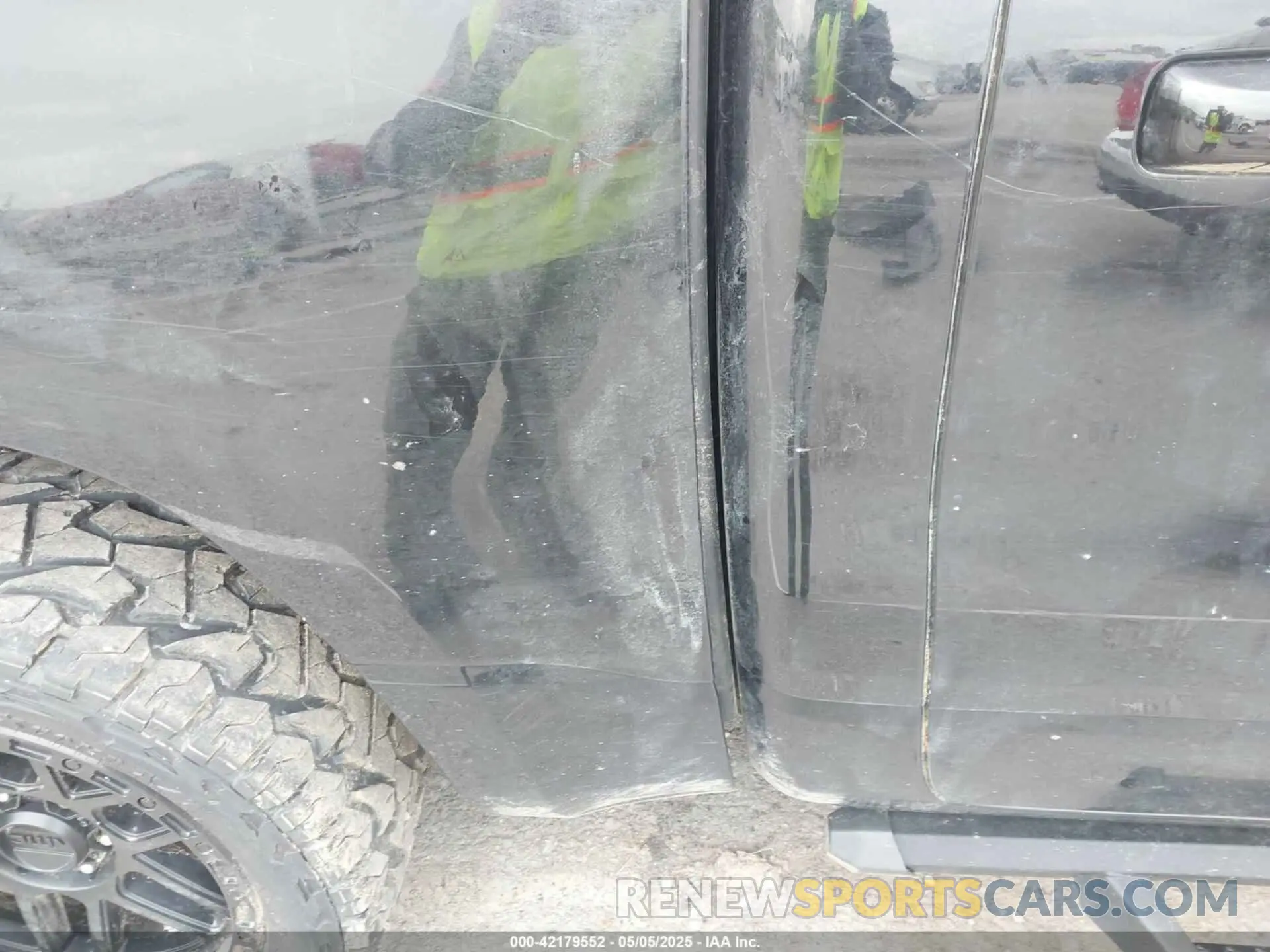 16 Photograph of a damaged car 1C6SRFFT2LN159572 RAM 1500 2020