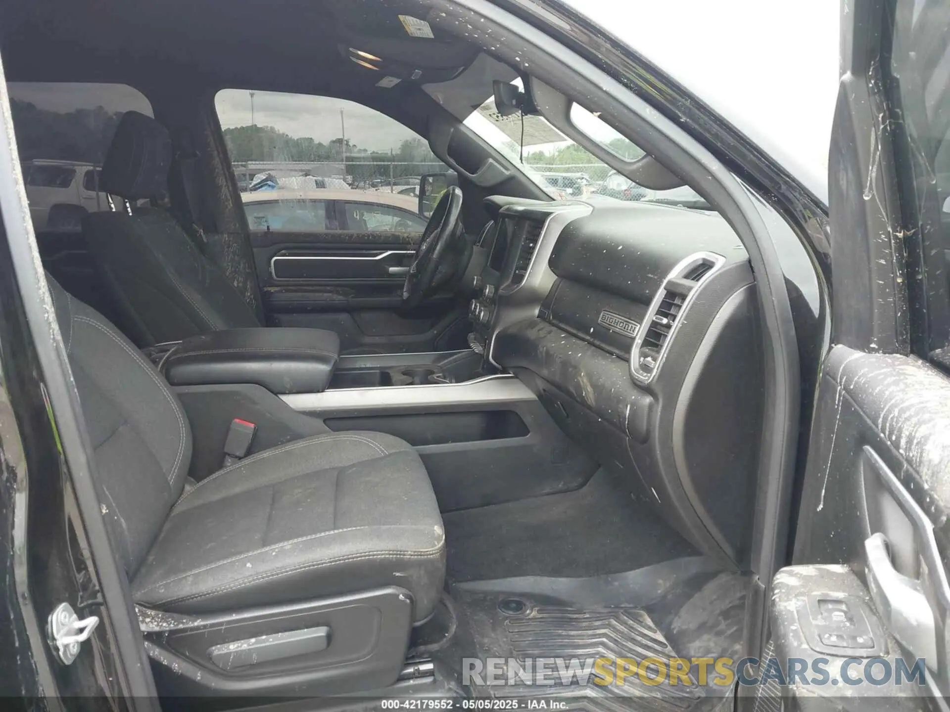 5 Photograph of a damaged car 1C6SRFFT2LN159572 RAM 1500 2020