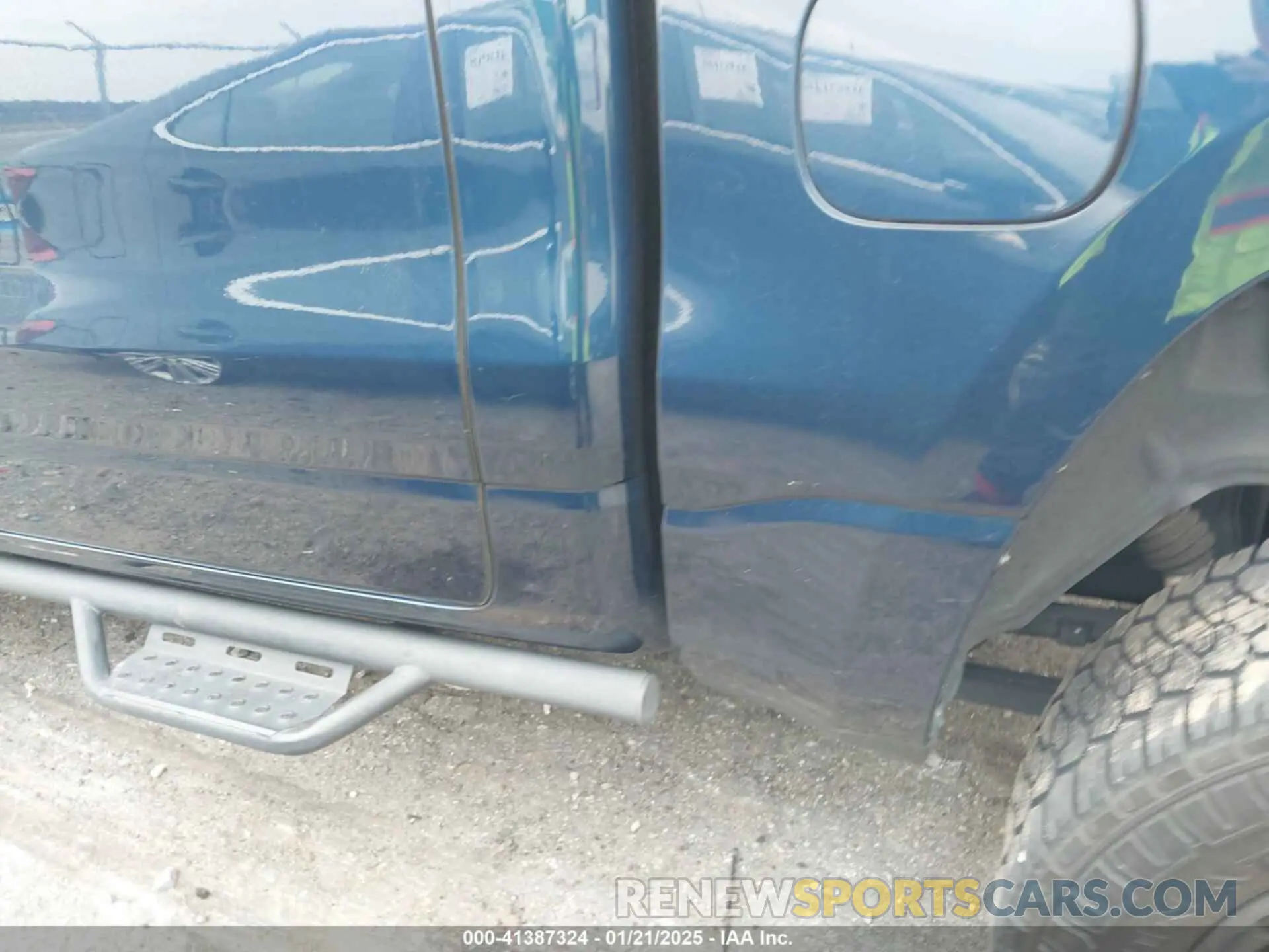 19 Photograph of a damaged car 1C6SRFFT4LN284329 RAM 1500 2020