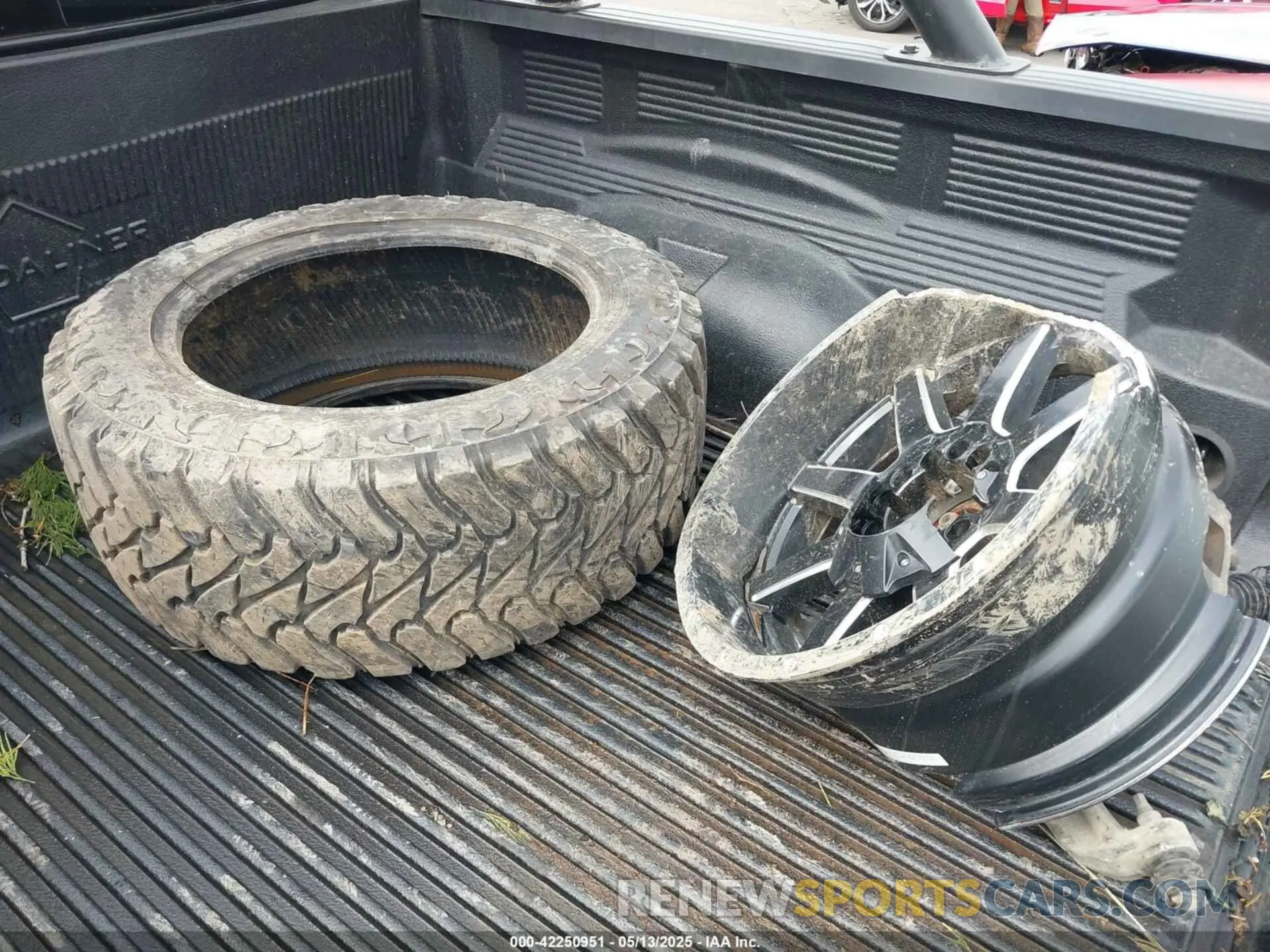 12 Photograph of a damaged car 1C6SRFFT5LN113394 RAM 1500 2020
