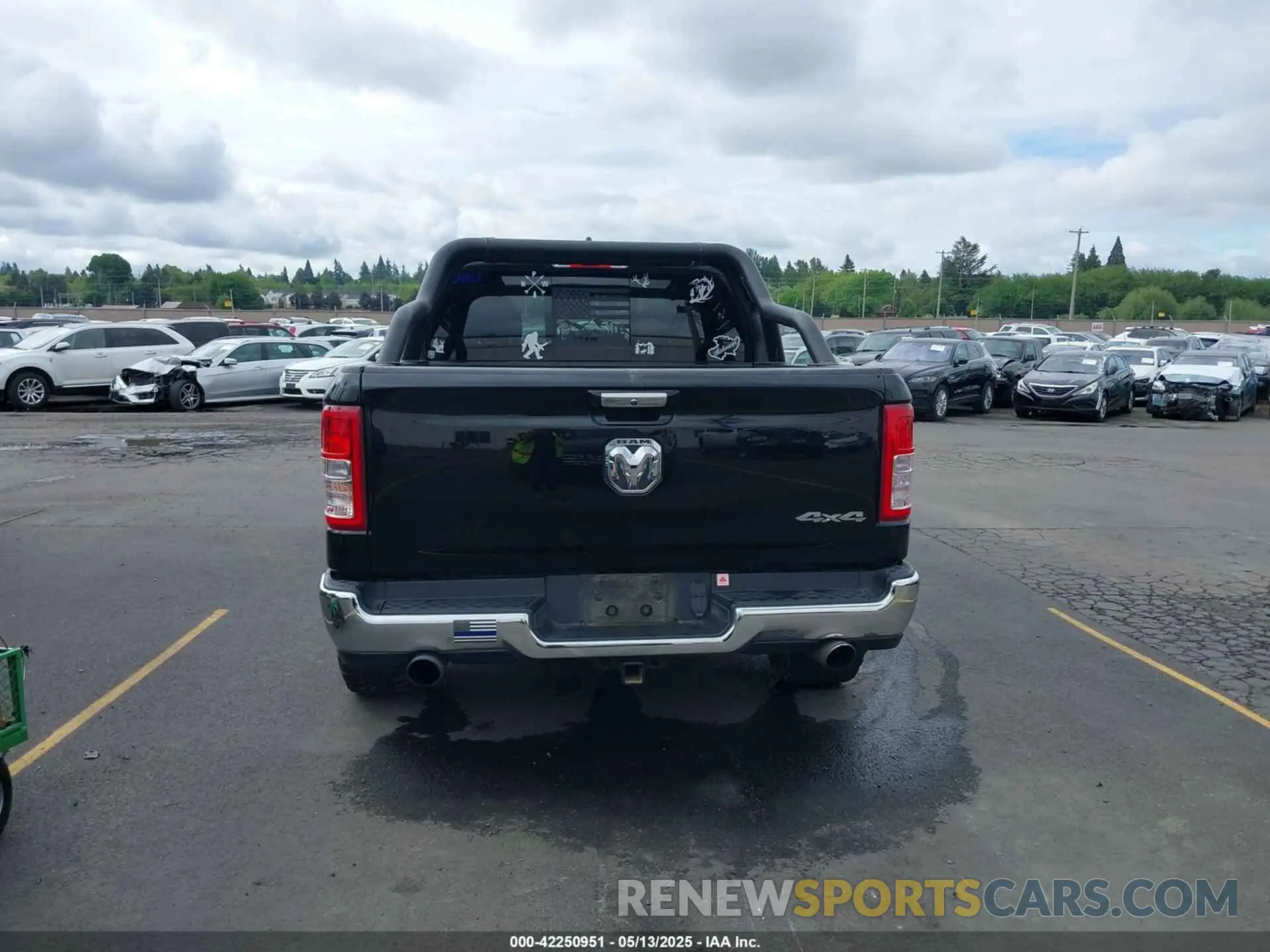 17 Photograph of a damaged car 1C6SRFFT5LN113394 RAM 1500 2020