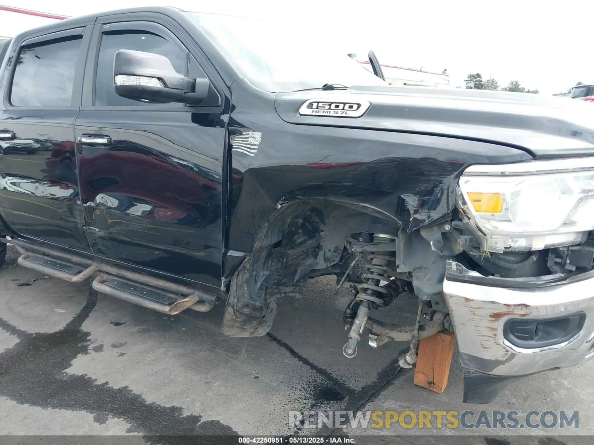 6 Photograph of a damaged car 1C6SRFFT5LN113394 RAM 1500 2020