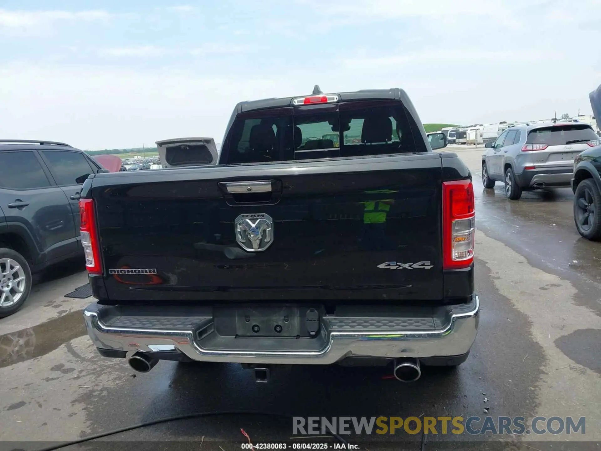 17 Photograph of a damaged car 1C6SRFFT5LN394113 RAM 1500 2020