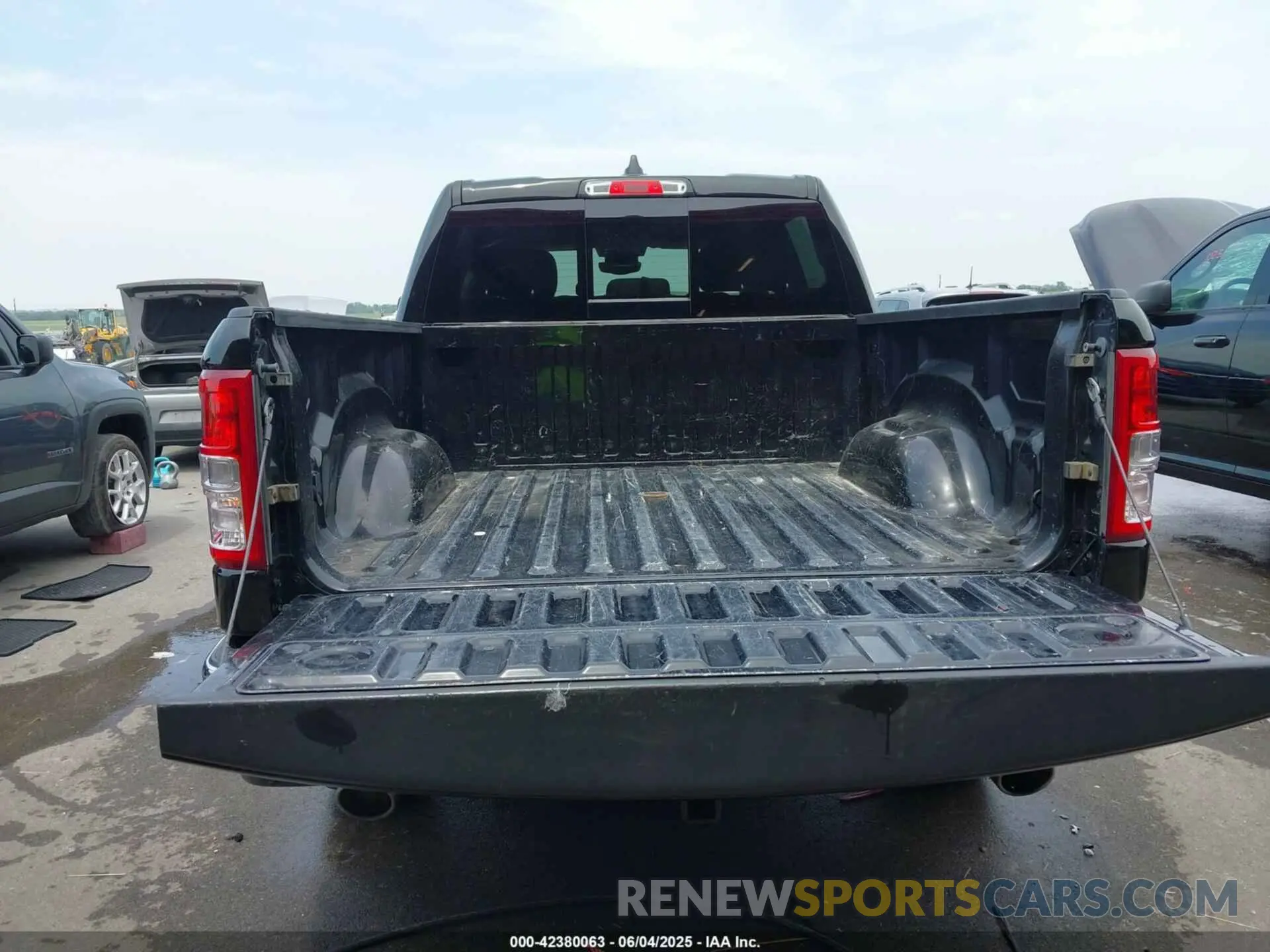 18 Photograph of a damaged car 1C6SRFFT5LN394113 RAM 1500 2020