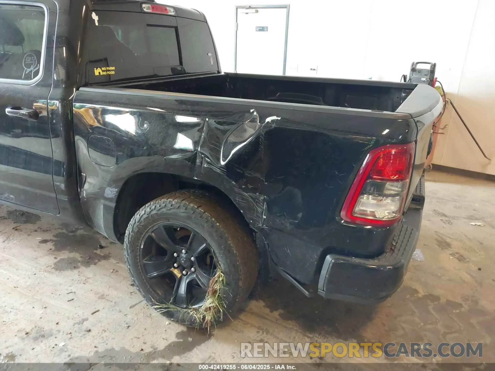 6 Photograph of a damaged car 1C6SRFFT8LN184508 RAM 1500 2020
