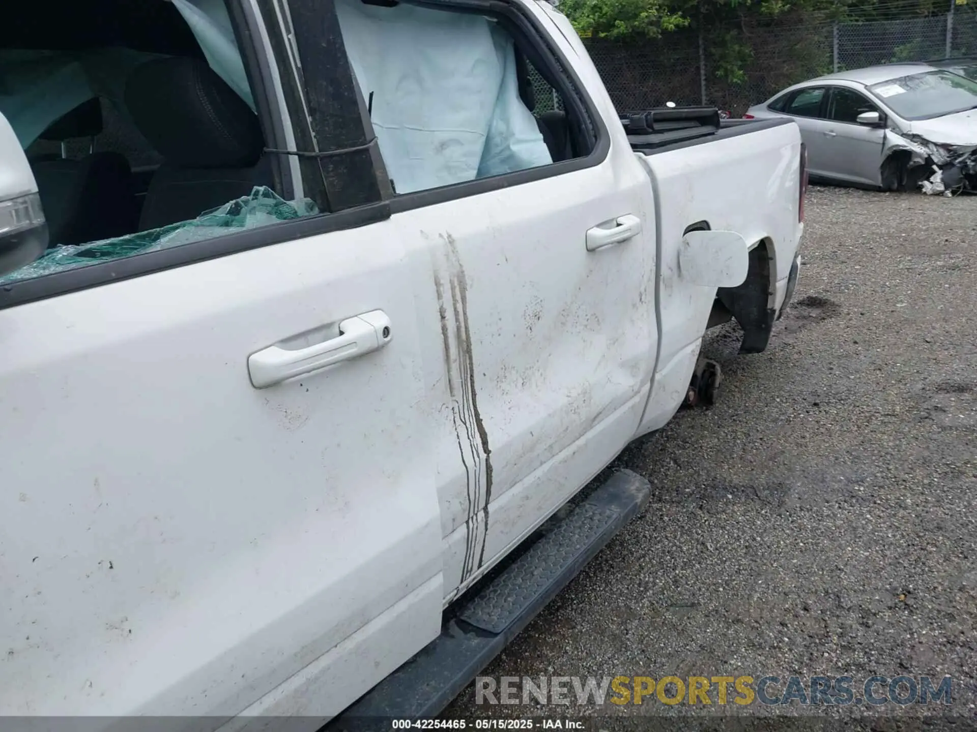 6 Photograph of a damaged car 1C6SRFFT8LN207821 RAM 1500 2020