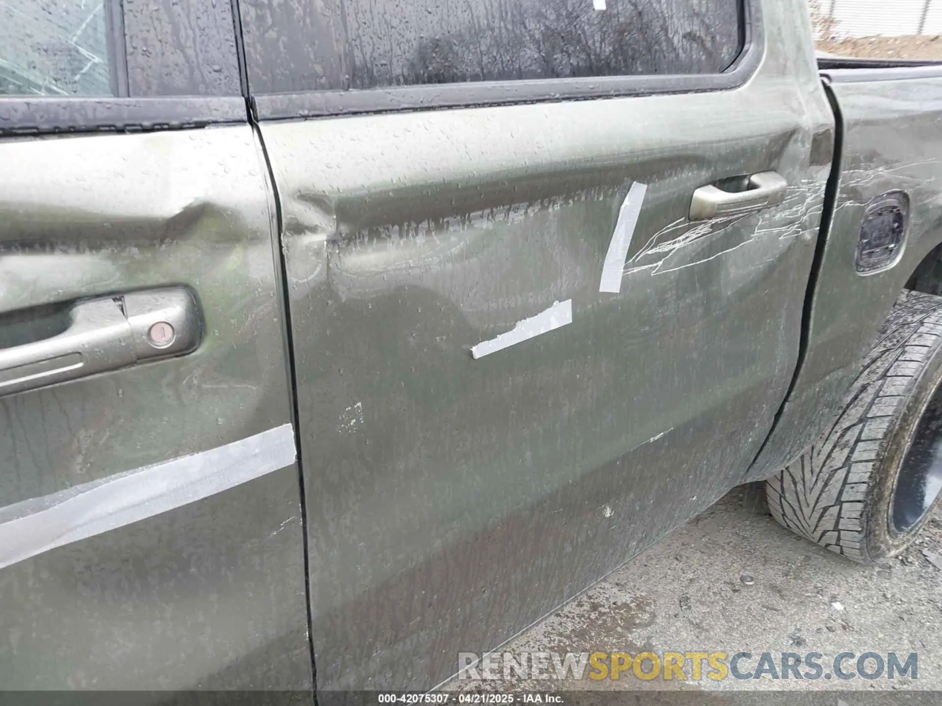 20 Photograph of a damaged car 1C6SRFFT8LN326825 RAM 1500 2020