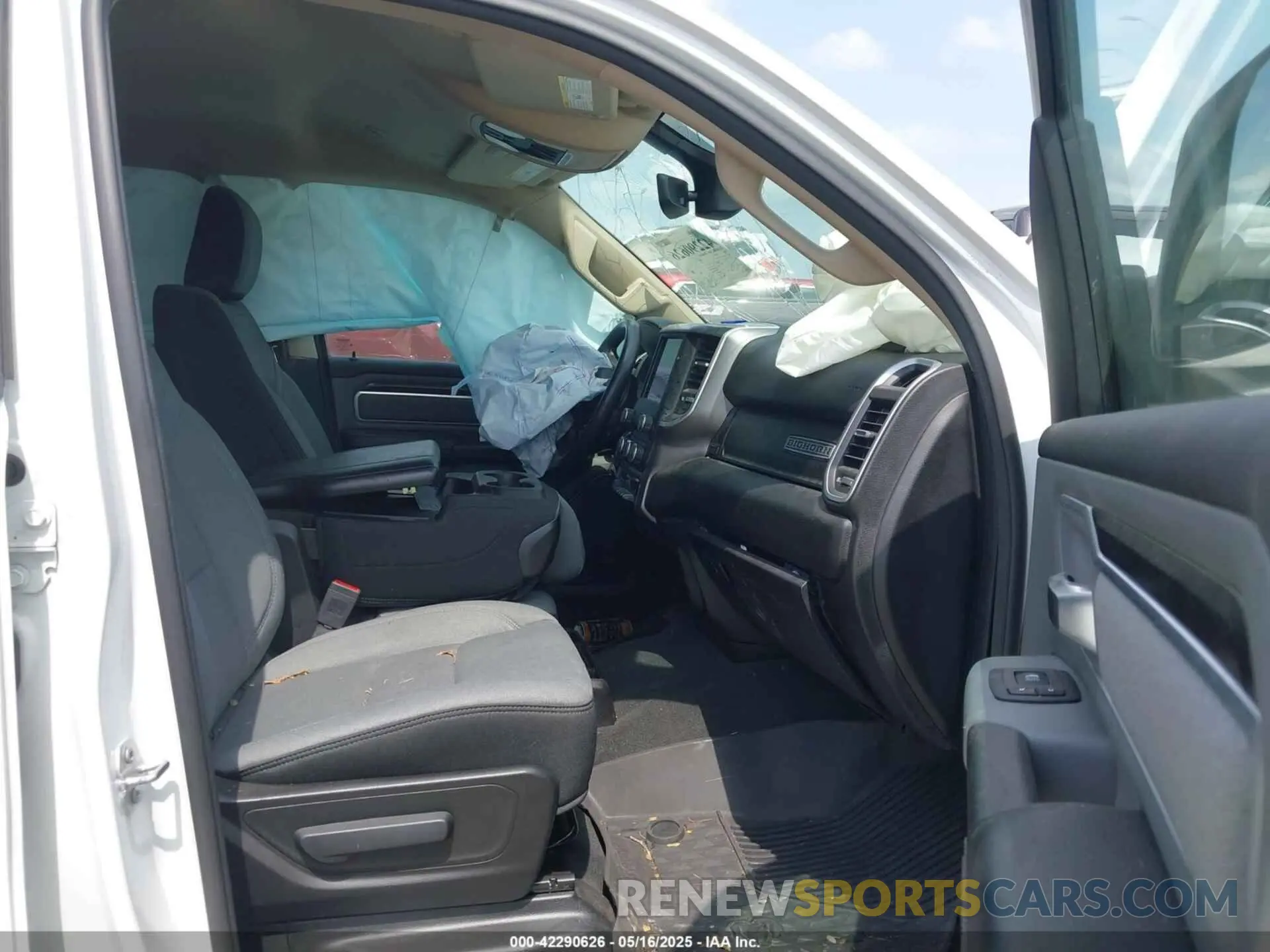 5 Photograph of a damaged car 1C6SRFFT9LN321942 RAM 1500 2020