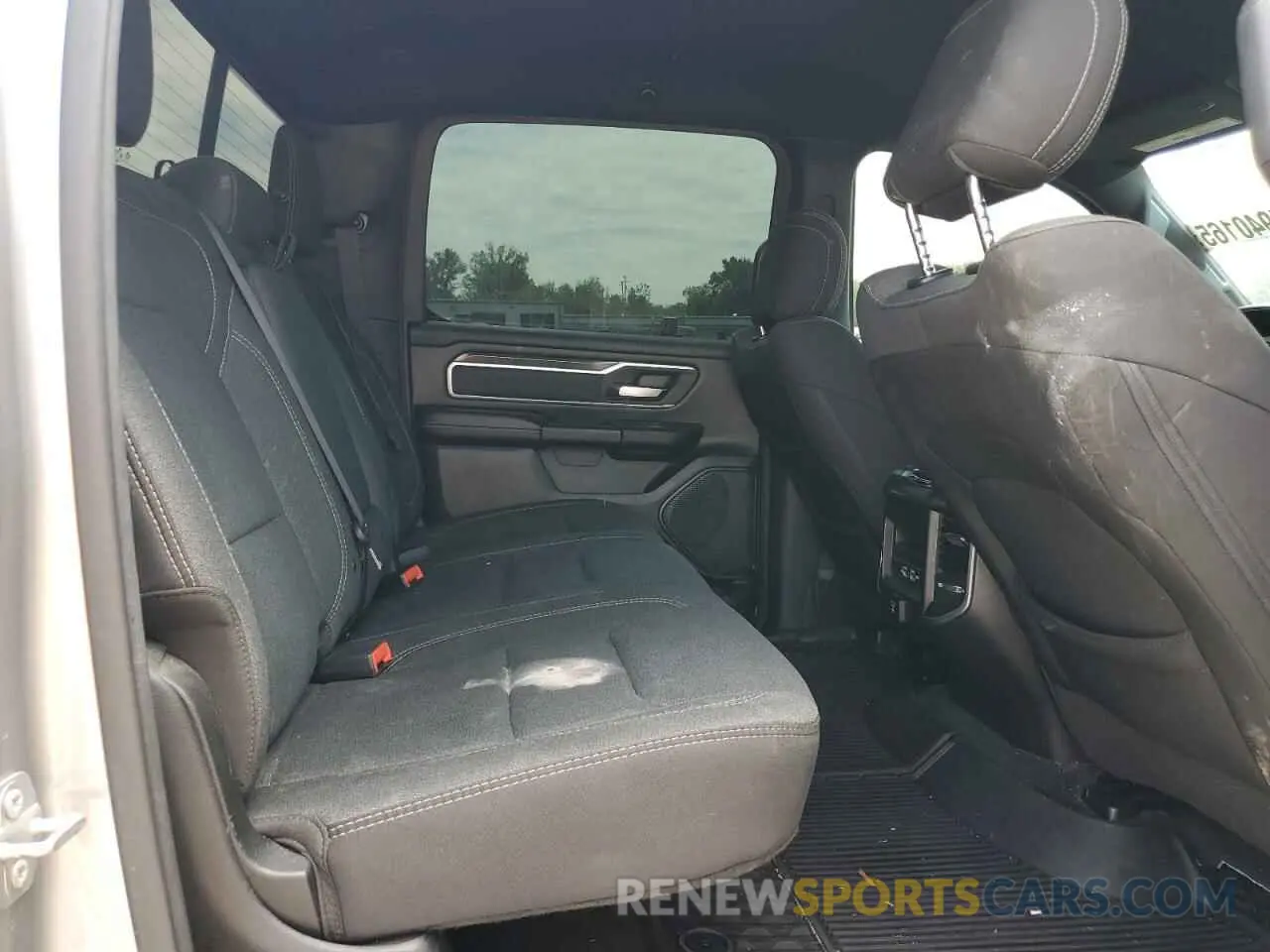 10 Photograph of a damaged car 1C6SRFFTXLN232574 RAM 1500 2020