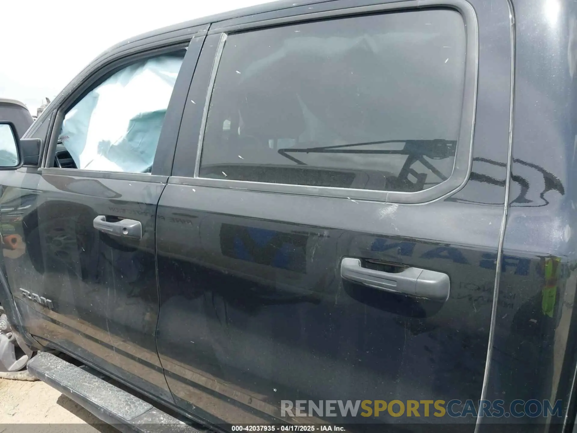 14 Photograph of a damaged car 1C6SRFFTXLN294329 RAM 1500 2020