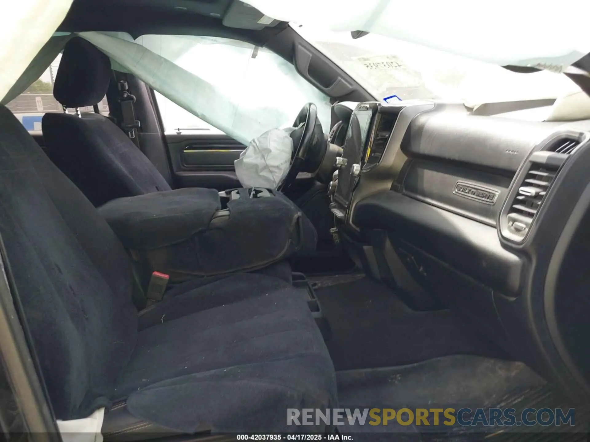 5 Photograph of a damaged car 1C6SRFFTXLN294329 RAM 1500 2020