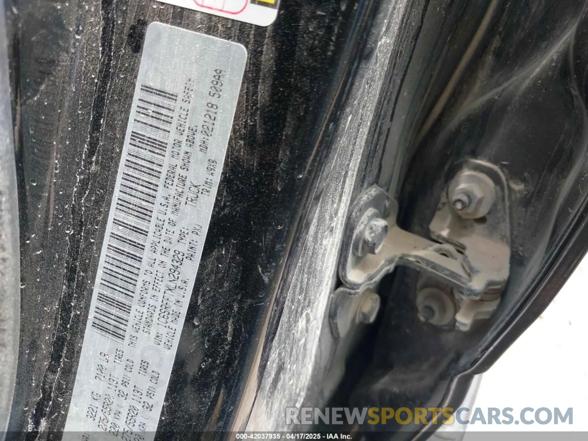 9 Photograph of a damaged car 1C6SRFFTXLN294329 RAM 1500 2020