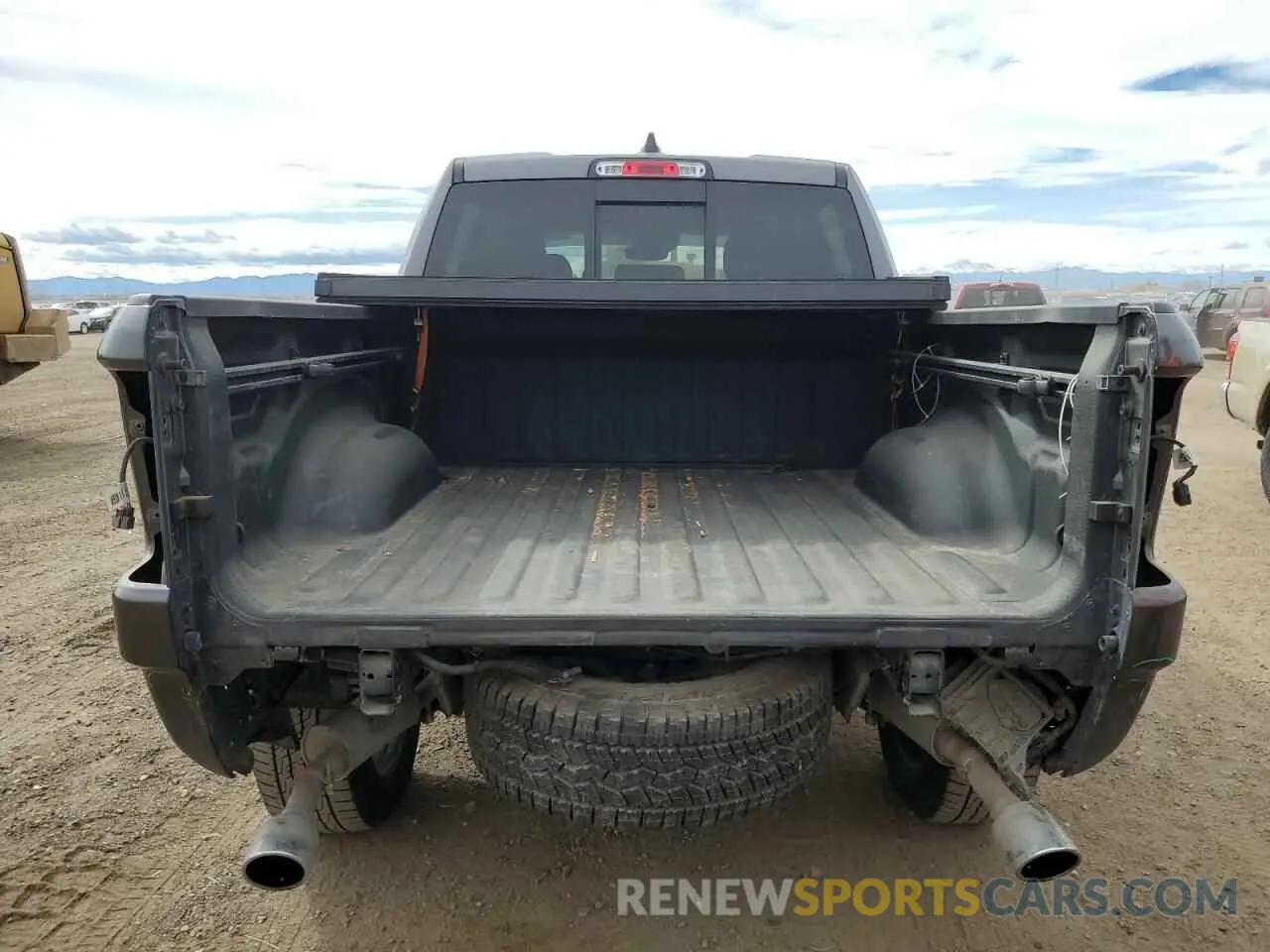 6 Photograph of a damaged car 1C6SRFHT7LN259275 RAM 1500 2020