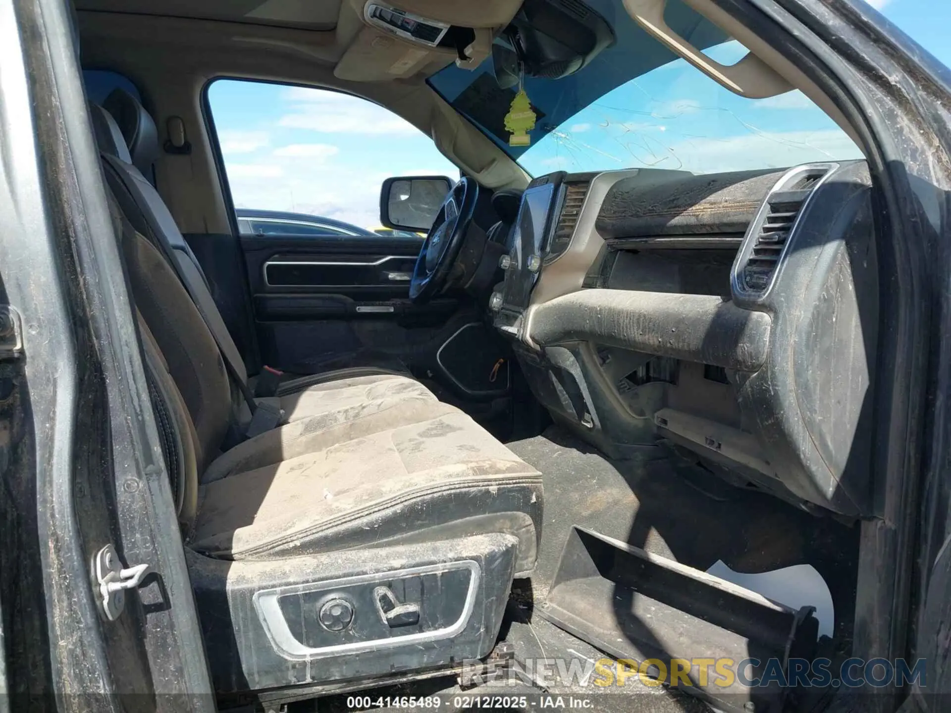 5 Photograph of a damaged car 1C6SRFJT5LN265554 RAM 1500 2020