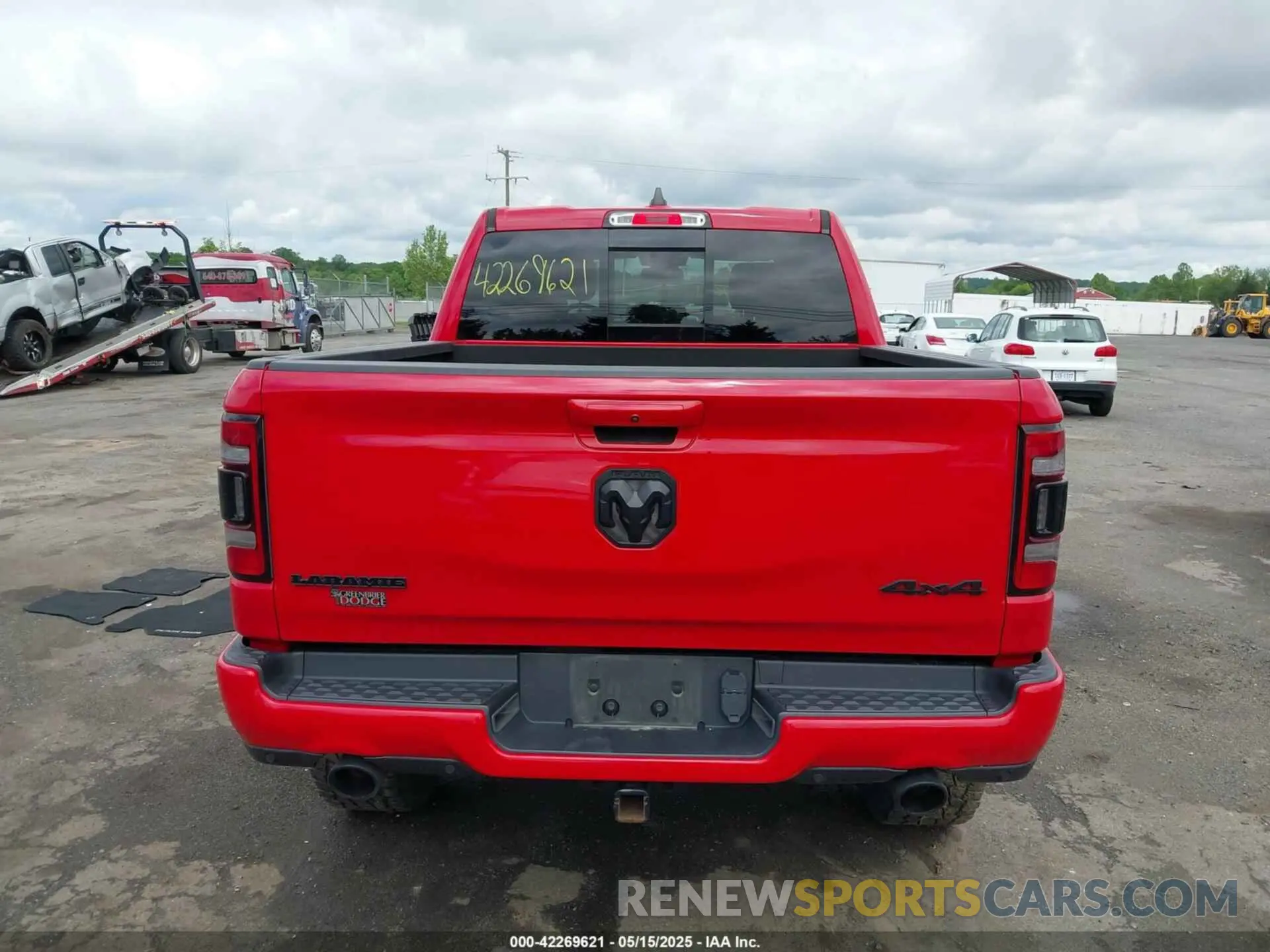16 Photograph of a damaged car 1C6SRFJT6LN183087 RAM 1500 2020