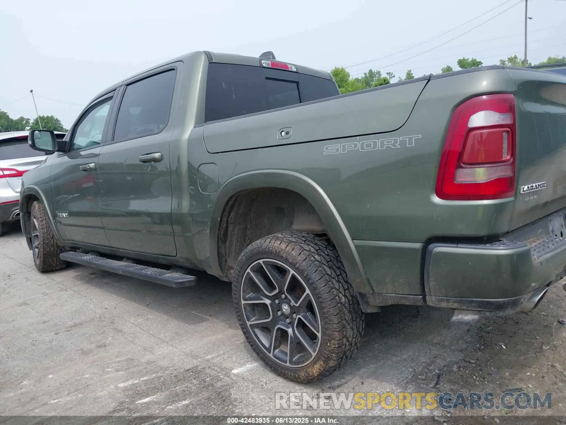 14 Photograph of a damaged car 1C6SRFJTXLN181021 RAM 1500 2020