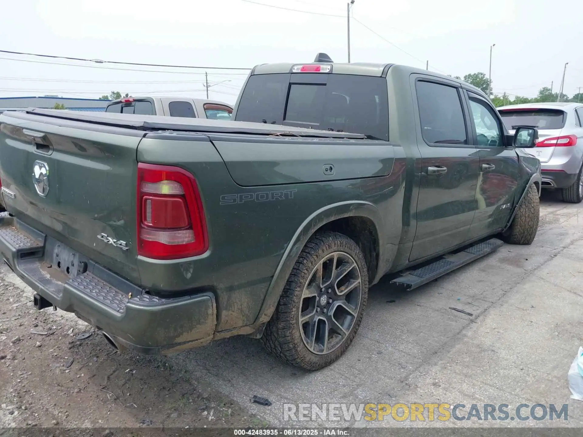 4 Photograph of a damaged car 1C6SRFJTXLN181021 RAM 1500 2020