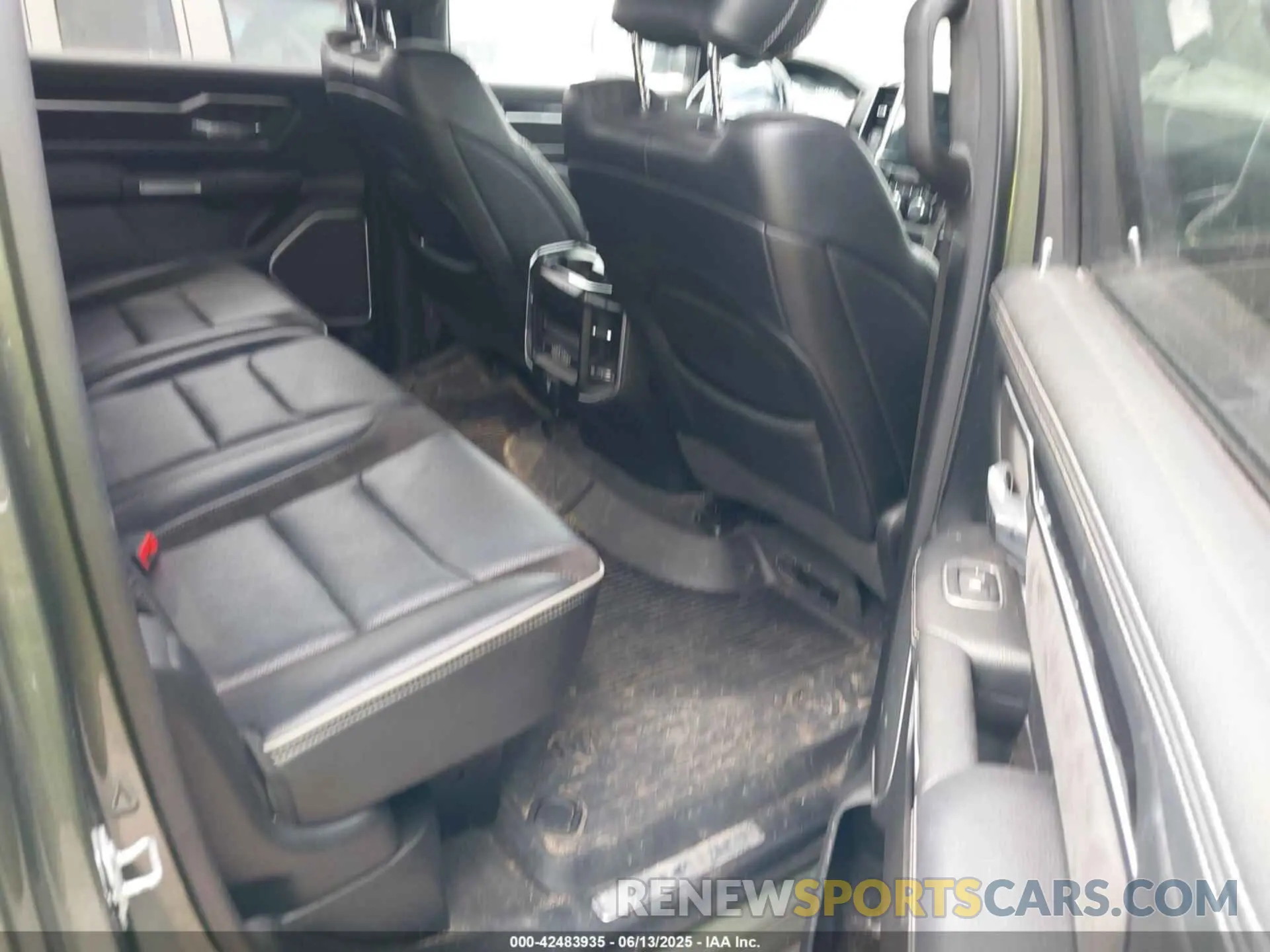 8 Photograph of a damaged car 1C6SRFJTXLN181021 RAM 1500 2020