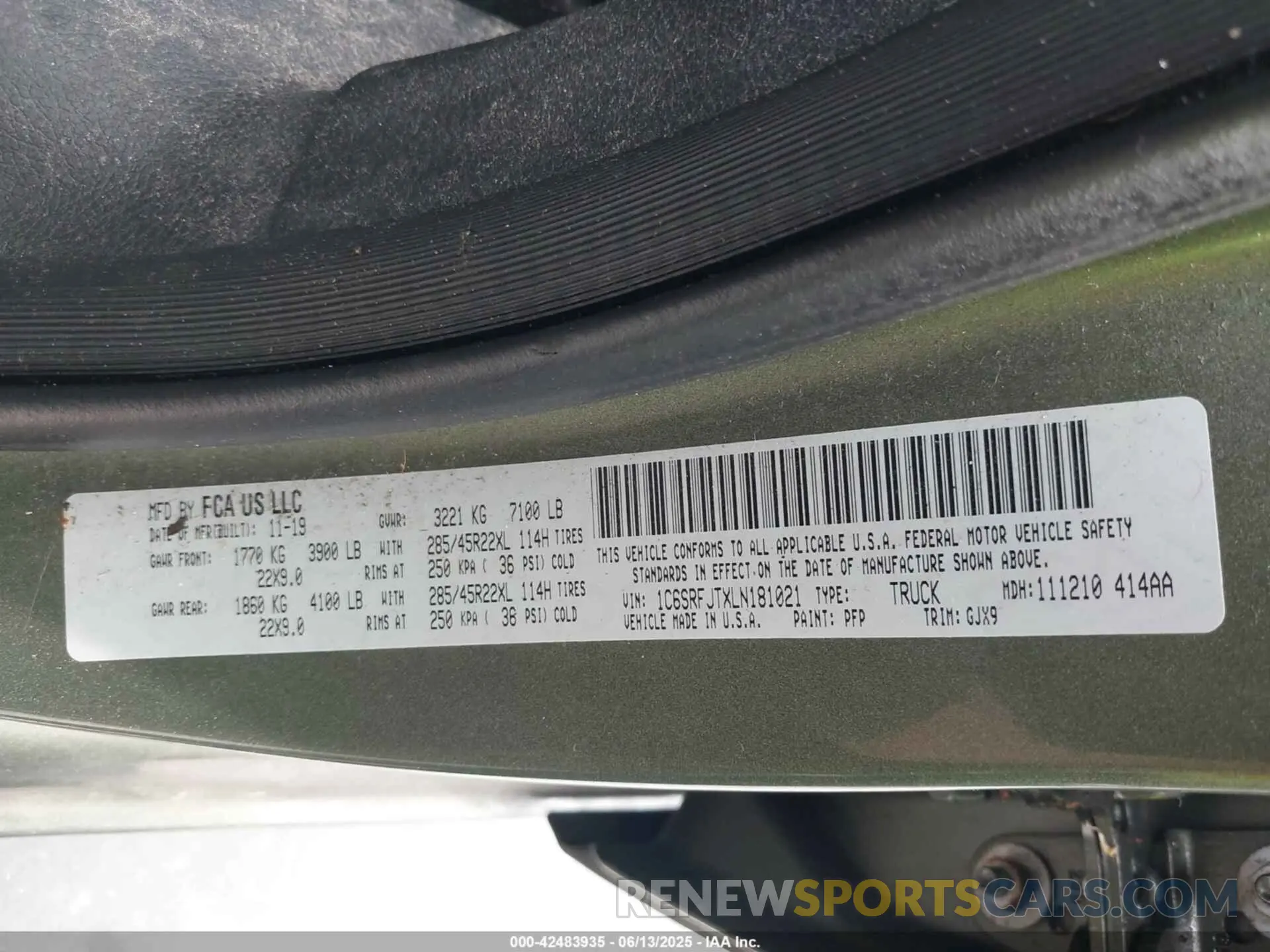 9 Photograph of a damaged car 1C6SRFJTXLN181021 RAM 1500 2020