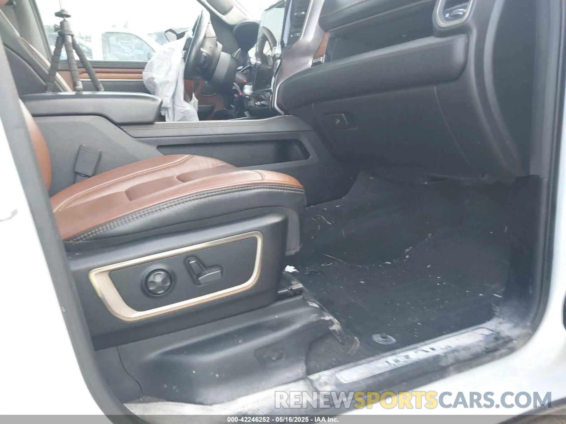 5 Photograph of a damaged car 1C6SRFKT0LN127449 RAM 1500 2020