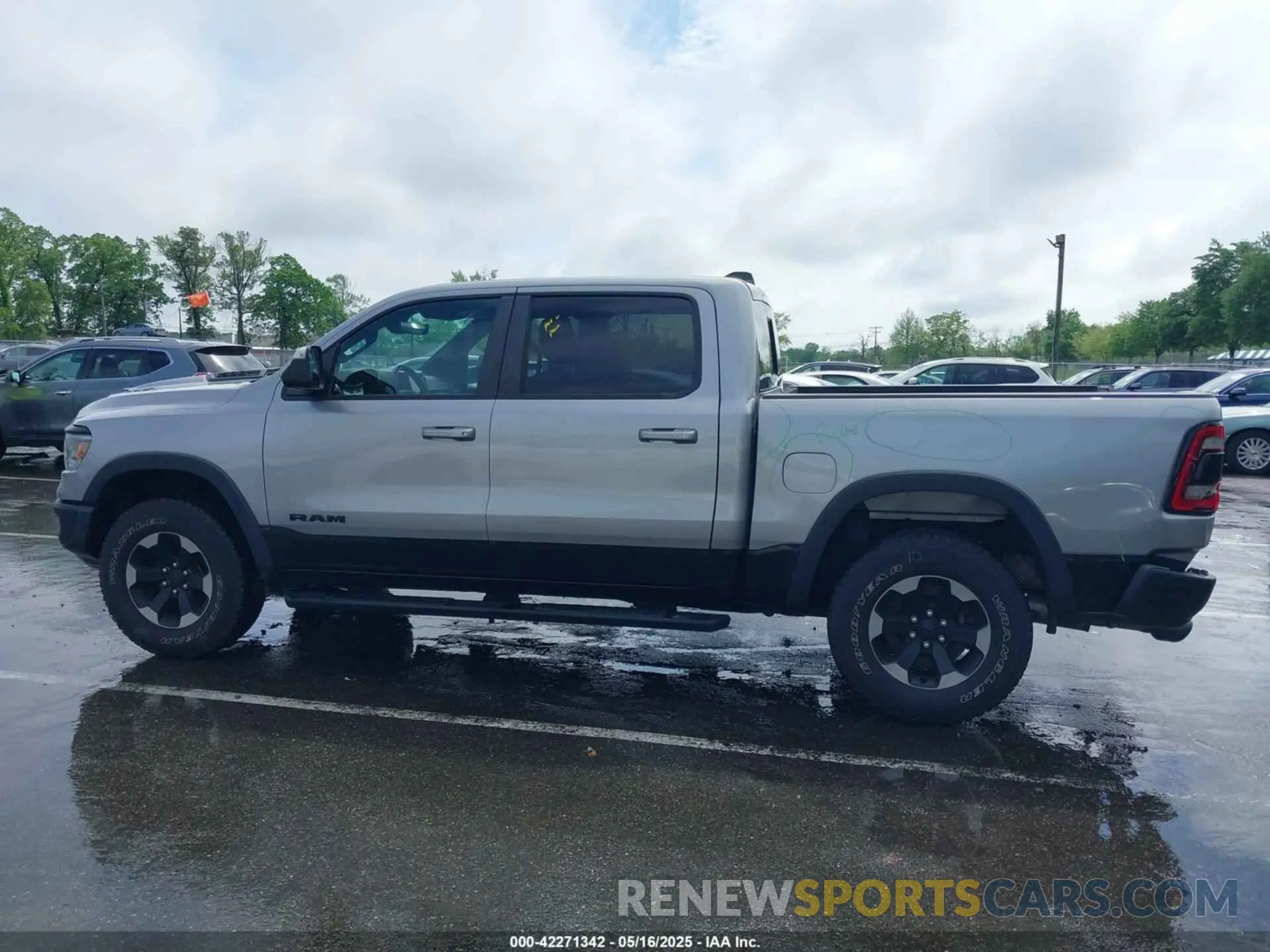 14 Photograph of a damaged car 1C6SRFLT1LN279335 RAM 1500 2020