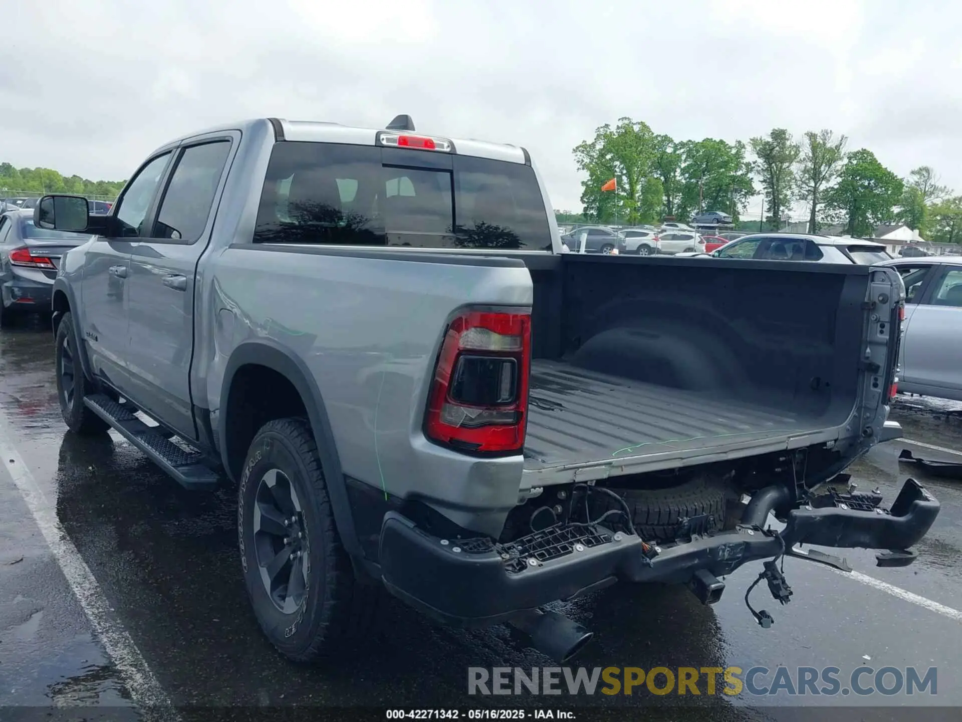 3 Photograph of a damaged car 1C6SRFLT1LN279335 RAM 1500 2020