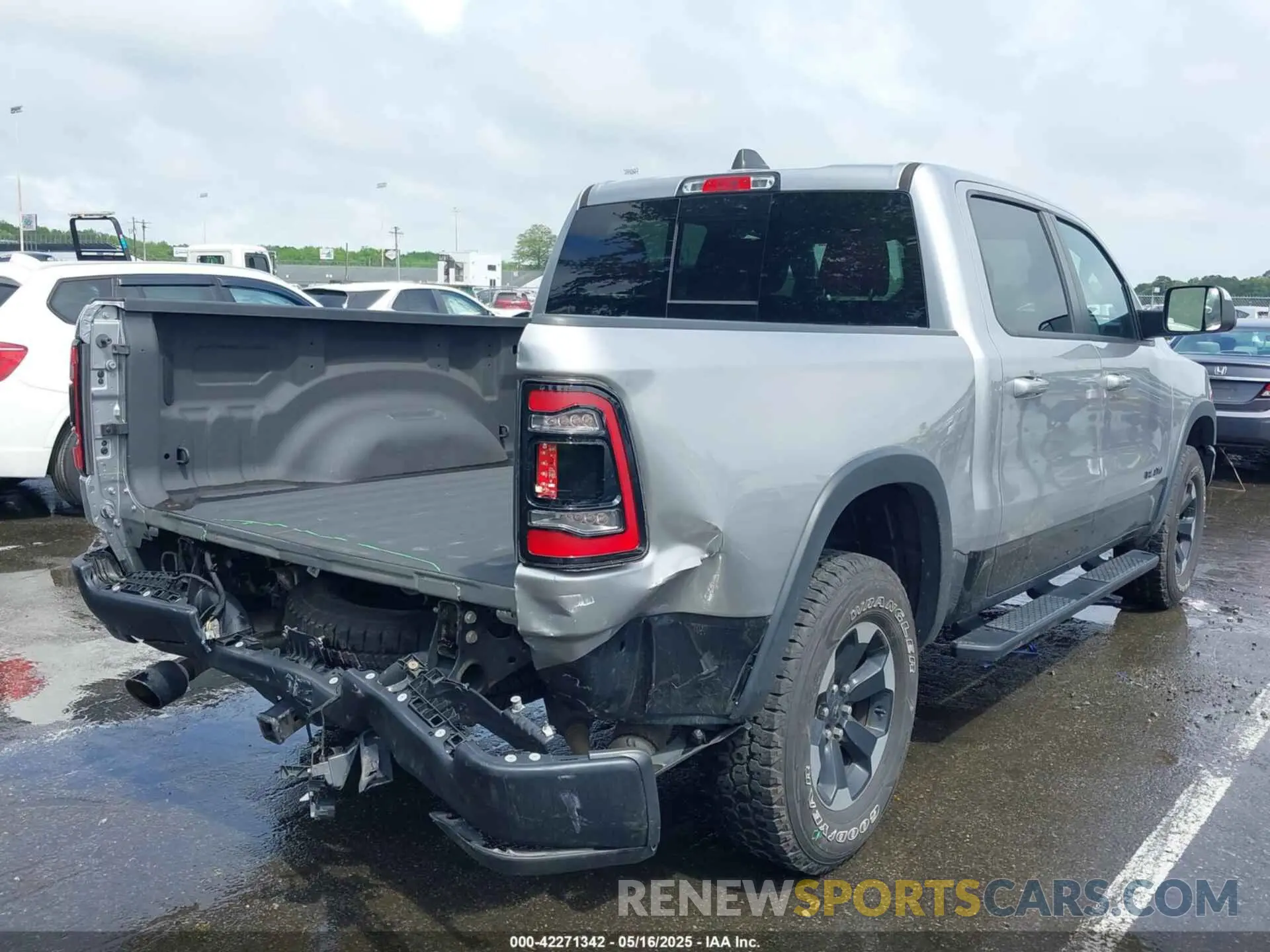 4 Photograph of a damaged car 1C6SRFLT1LN279335 RAM 1500 2020