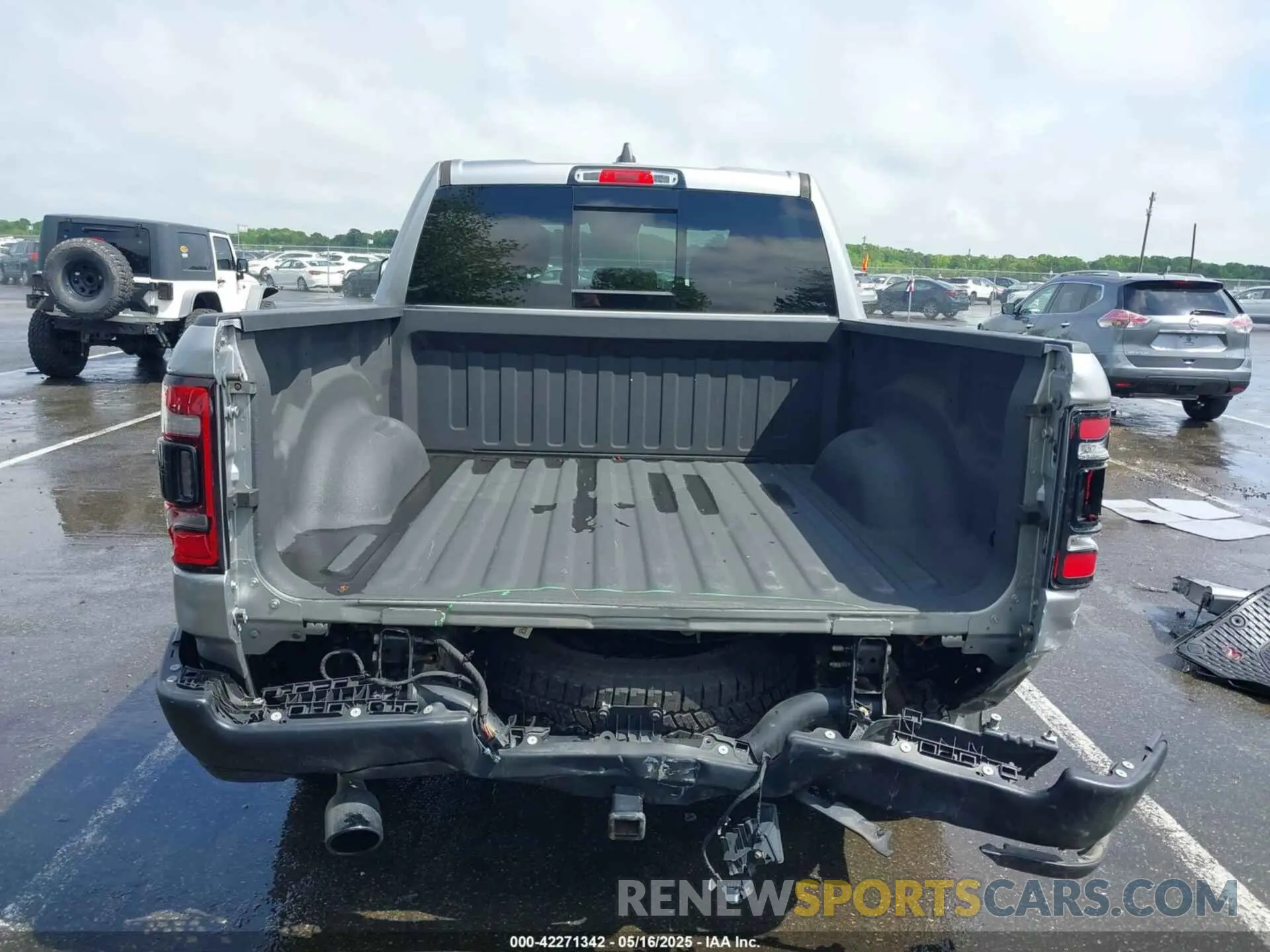6 Photograph of a damaged car 1C6SRFLT1LN279335 RAM 1500 2020