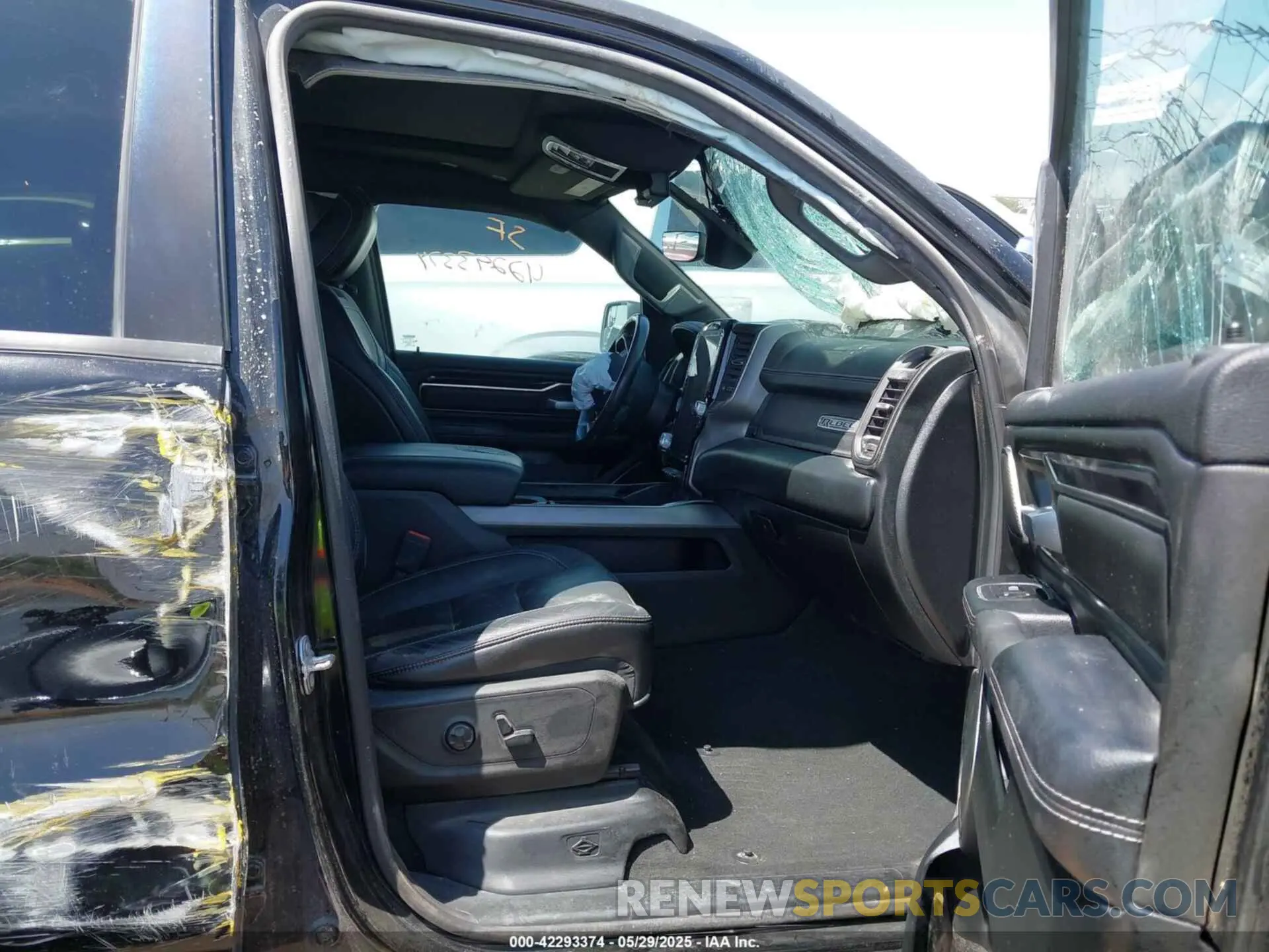 5 Photograph of a damaged car 1C6SRFLT8LN377312 RAM 1500 2020